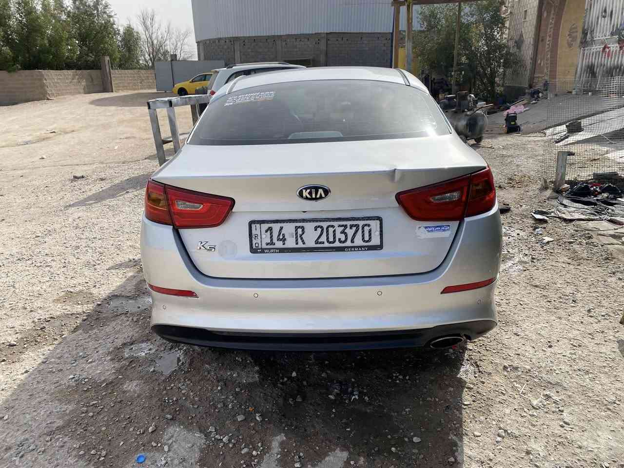 سلام عليكم كي فايف 2014 كوري سياره جديدة و نظيفة مكينه كير ما مفتوحات لا تبخير و لا تنقيص بدي كفاله من ضربة بيها 4 قطع صبغ بكوريا بدون ضربه ولا تبديل سياره فول لد  امامي خلفي  زنون كشن كهربائي و بية تدفئة و تبريد .. تبريد ثلج تخم تاير جواها كامرات تسجيل خلفي امامي هواي بيها مواصفات عارضها 125 مكاني البصره للاستفسار ***********
