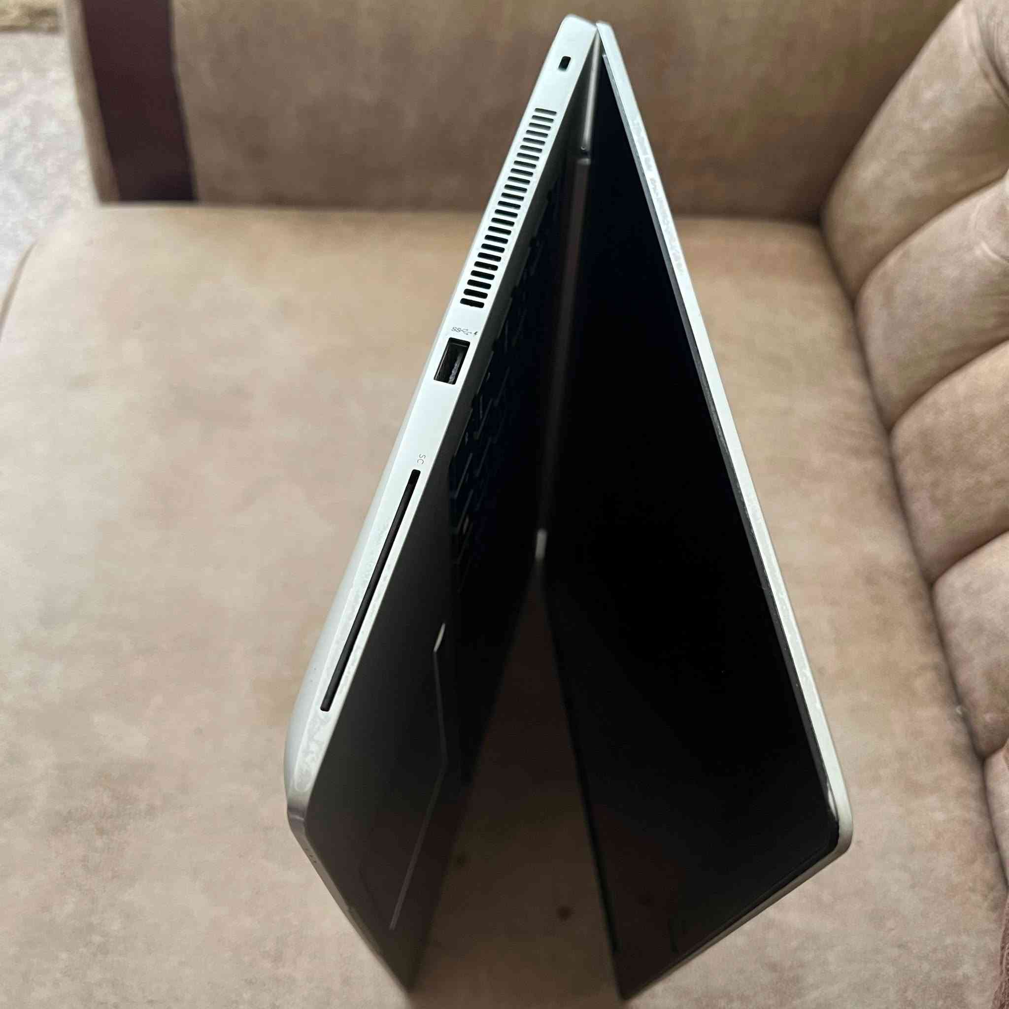لاب توب HP EliteBook سلم خفيف  للبيع مواصفات
المعالج: AMD Ryzen 5 PRO 3500U (الجيل الثالث).

 الرام: 16GB DDR4.

 كرت الشاشة: AMD Radeon Vega 8 (مدمج - 2GB).

 الهارد: 256GB SSD.

 الشاشة: 14 بوصة FHD.

 النظام: Windows 11 (نظام 64-bit).

منافذ 2 للusb + منفذ HDMI 2.0 + منفذ للسماعة + منفذ لل SIM + منفذ للسماعات + منفذ الشحن 

تشغيل الفيديوهات بصوت عالي وواضح 🔊

تشغيل جميع برامج تعديل الصور 

تشغيل البرامج الهندسية 2d المتوسطة 

السعر (300) الف قفل 

للتواصل ماسنجر


**إذا كنت صاحب هذا الإعلان وتريد حذفه لأي سبب، رجاءا أرسل رسالة إلى الدعم الفني**