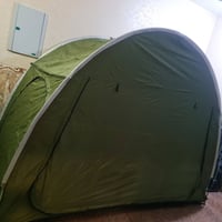 خيمه حجم كبير طوله متر ونص وعرضه ٣ مترات ورتفاعه هم ٣ مترات .تنشد وتنف...