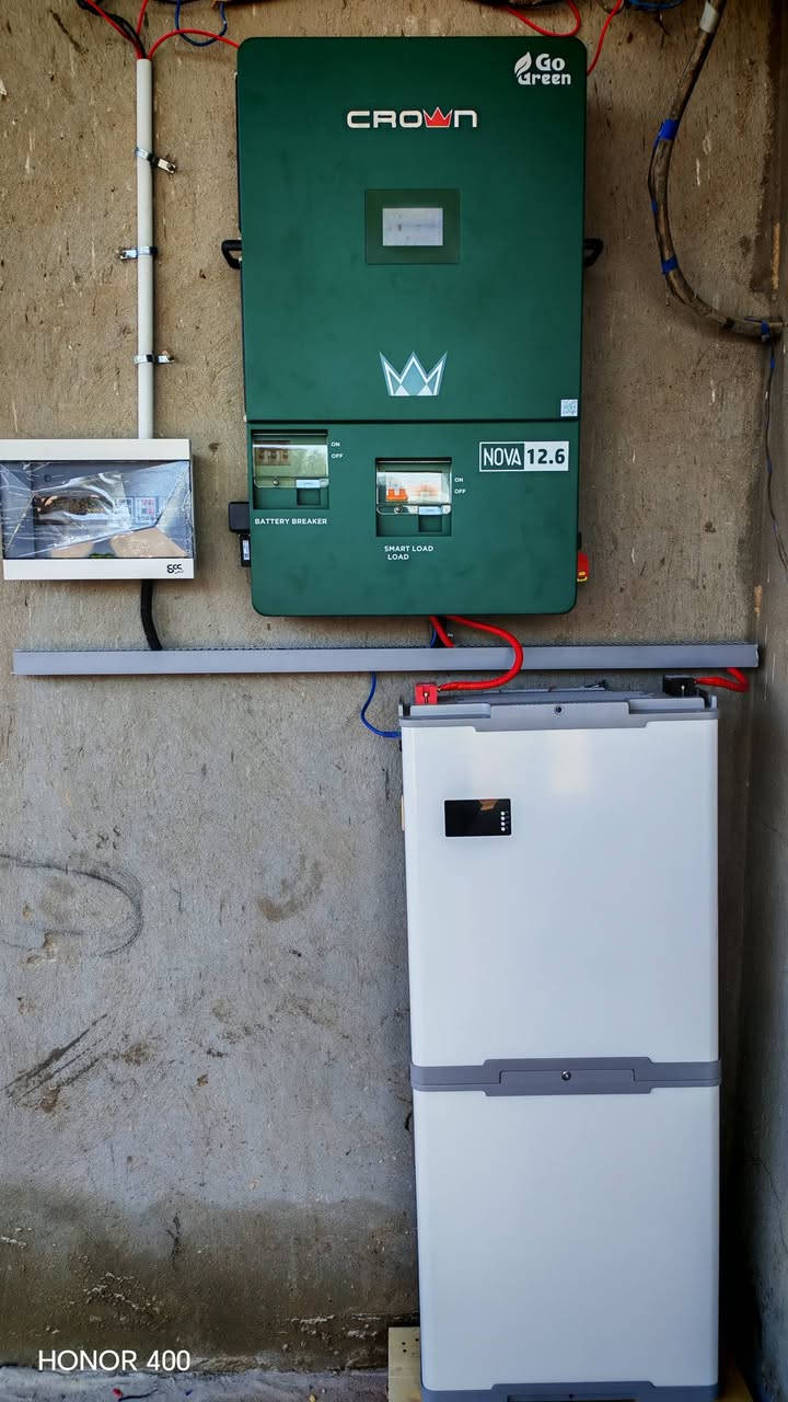 السلام عليكم ورحمة الله وبركاته :
عمل اليوم منظومه 15امبيرفي الرضوانيه الغربيه في قرى السعدان للخال عواد حميد ابو عماد   تكونت من انفيرتر 12.5 كيلوا واط من شركة CROWN IP21  مع بطاريه 15 كيلوا واط بقدرة تشغيل 5 ساعات وامكانية تحديث المنظومه لل45امبير مستقبلاً. 🌹🌹🌹🌹
مزايا الجهاز:1.WiFi.
2.يربط حتى 10اجهزه اخرى.
3.صوت مراوح هادئ مع التحكم بسرعتها. 
4.شاشه لمس.
5.تحديث البرنامج بشكل دوري من الشركة الام عبر الانترنت.
6.قواطع الالواح والاحمال والشحن والبطاريه مدمجه.
7.بازبار داخلي حتى 4 بطاريات.
8.ظمان استبدال 6سنوات.
للتواصل مع : شمس المستقبل      🌷🌷🌷
***********
***********
متوفر نظام الاقساط 🌹🌹🌹🌹🌹🌹🌹
