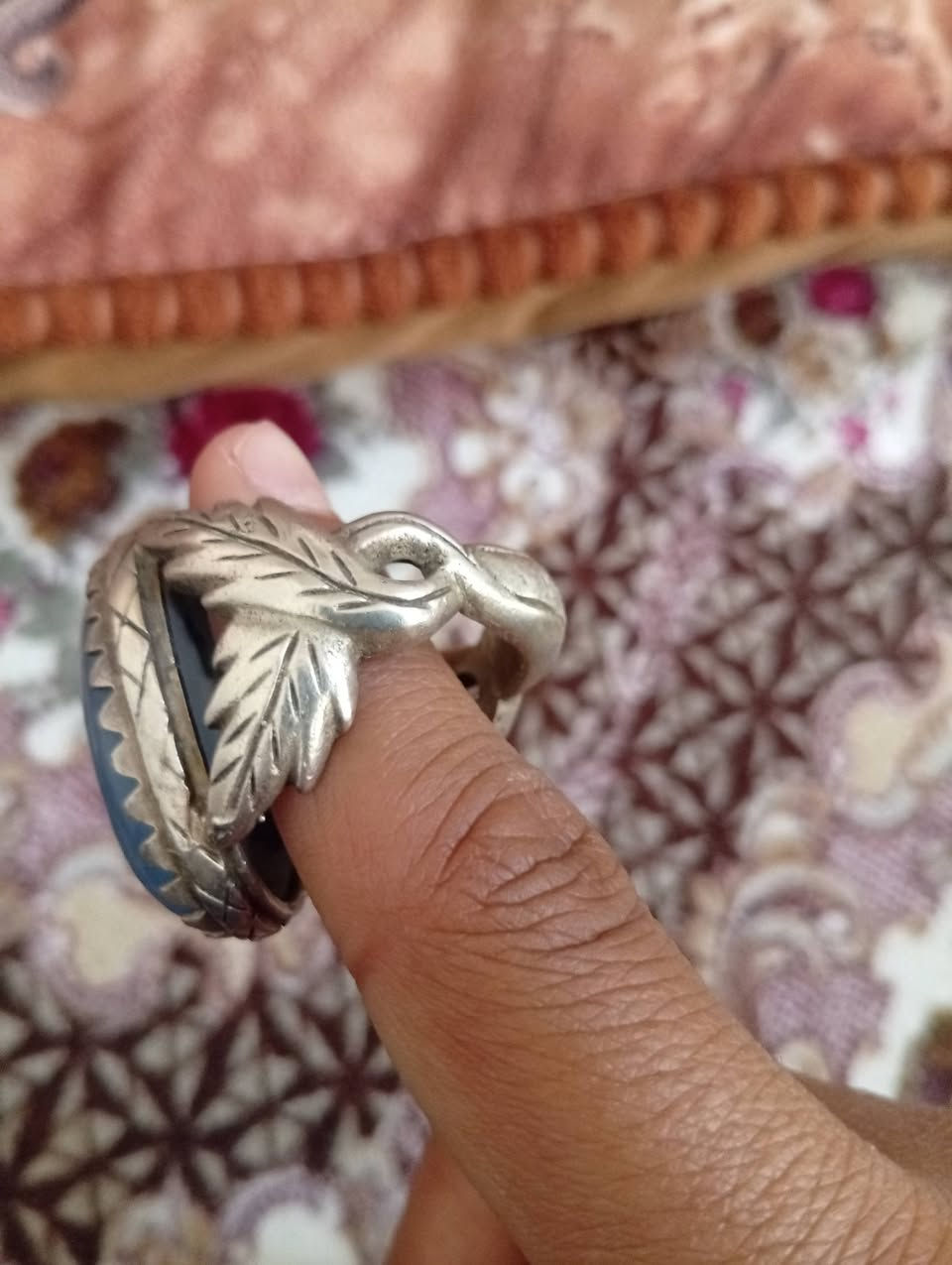 سلام عليكم محبس للبيع فضه نوعه عقيق سمائي خشن كلش السعر 175وبي مجال المكان النجف المكرمه يم  سوك المسكف الاتصال على الرقم مراسله واتساب ***********
