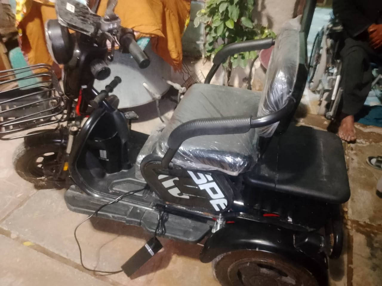 دراجه شحن ثلاثيه مال معوقين للبيع جديده ما مستخدمه السعر 750 وبيها مجال حتاجيت وريد ابيعها العنوان بغداد الأمين الثانيه تواصل واتساب ***********
