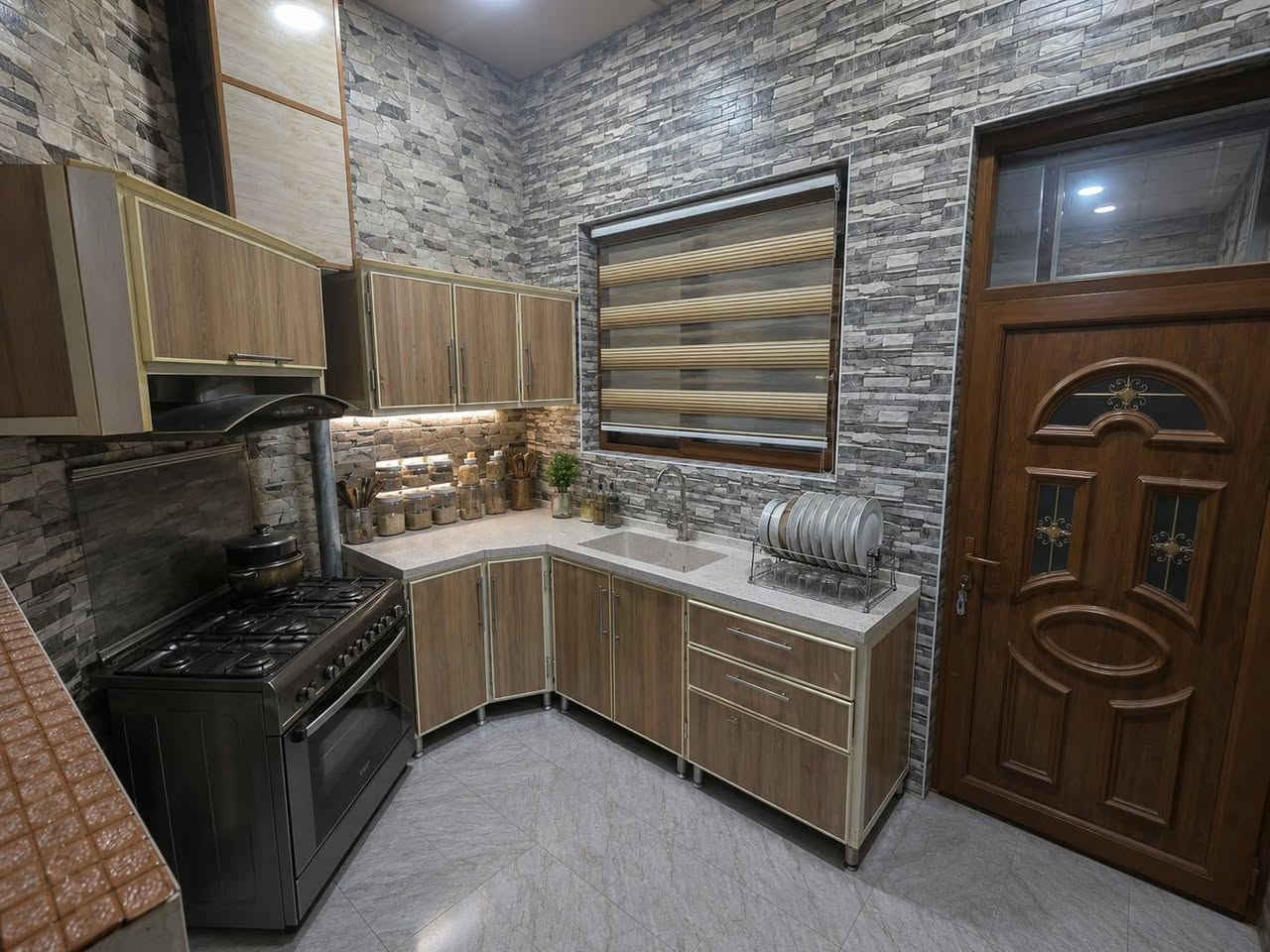 دار سكن للبيع طابو صرف
 
مساحة الدار 230 م٢ (واجهة 10م ،نزال 23 م)
موقع الدار امام ساحة ويتكون من طابقين

الطابق الاول يشمل (غرفتين نوم+ صالة + مطبخ بارد وحار + استقبال + مجمع صحيات عدد 2 + كراج سيارة كبير طول 12 م)

الطابق الأول نفس تفاصيل الطابق الأرضي علما انه معزول تماما عن الطابق الأرضي بدرج خارجي وباب الى الخارج

العنوان/الديوانية ام الخيل الثانية شارع صيدلية دانية قرب المسبح الأولمبي

للأستفسار مراسلة الصفحة أو الاتصال على الرقم ***********
