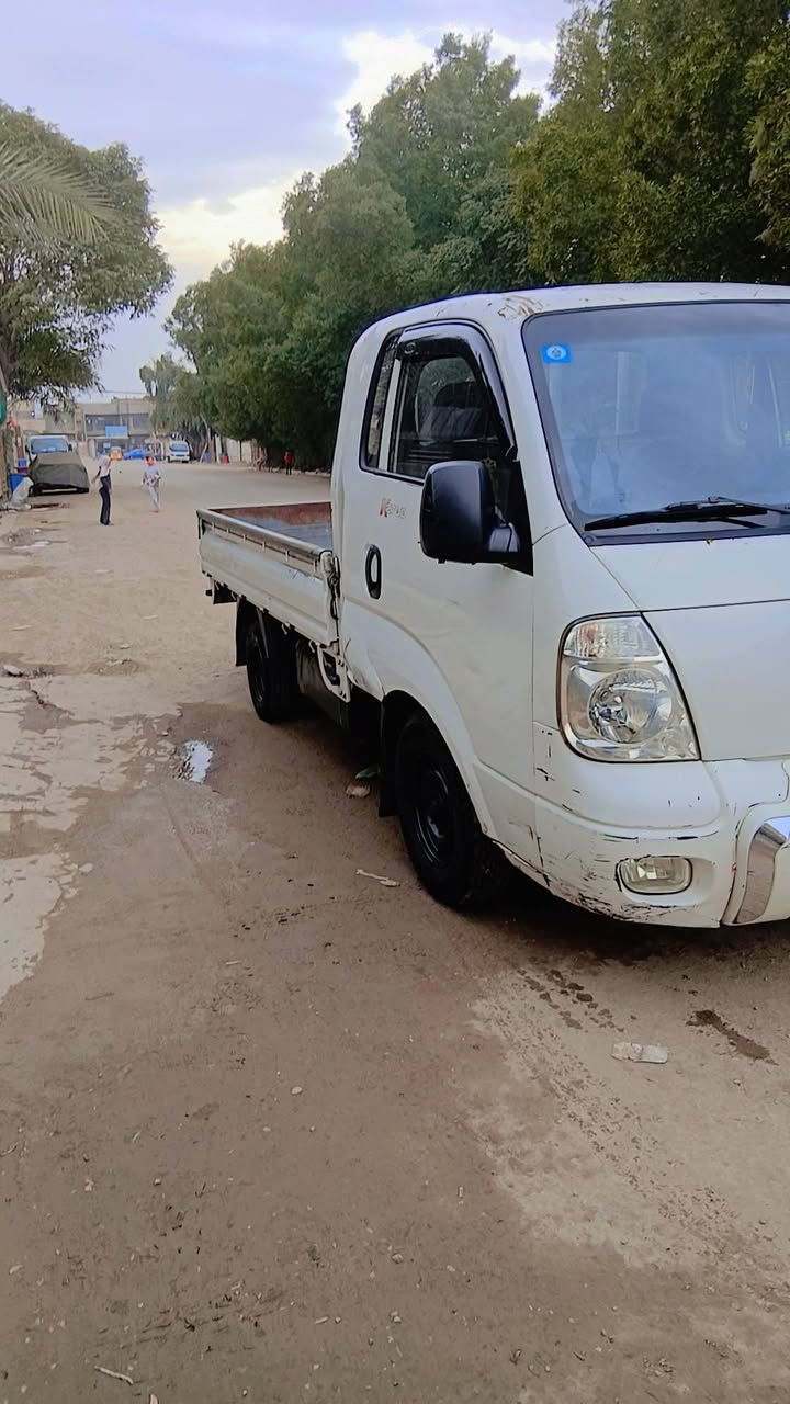 كيا مفتوح 2700 مديل 2012 ابلاديه رقم بغداد مكفوله من الضربه ول صبغ و شاصي  بيهه طخه خفيفه بل ربع صفحت السكن ما مصلهه عله حطتهه
السعر 100$ او بيهه مجال شي بصيط 
مبايل ***********     مكان بغداد العبيدي شارع 20
