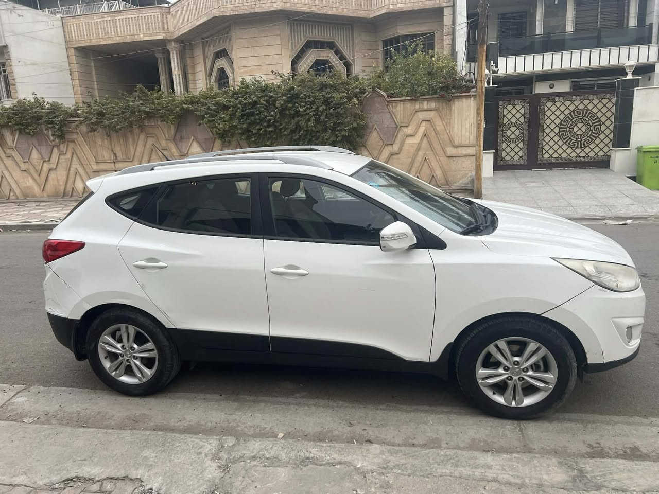 السلام عليكم توكسان خليجي موديل ٢٠١٤ مكفول من الصبغ والحادث ماشية ١٣٨ الف حقيقي مواصفاتهه معروفة گير اوتو جام كهرباء سنتر لوك شاشة كاميرا 
السيارة كاملة مابيهه اي نقص ان شاء الله 
بيهه طخات خفيفة بالهلالات وترجع بارد 
رقم جديد تبريد ثلج
السعر ١٥٠ ورقة وبيهه مجال بسيط
السيارة موجودة الصبح بالجادرية
وبالليل بالعطيفية
للاستفسار الاتصال *********** 
   ابو علي
ممتواجد على النت 
بالتوفيق للجميع
