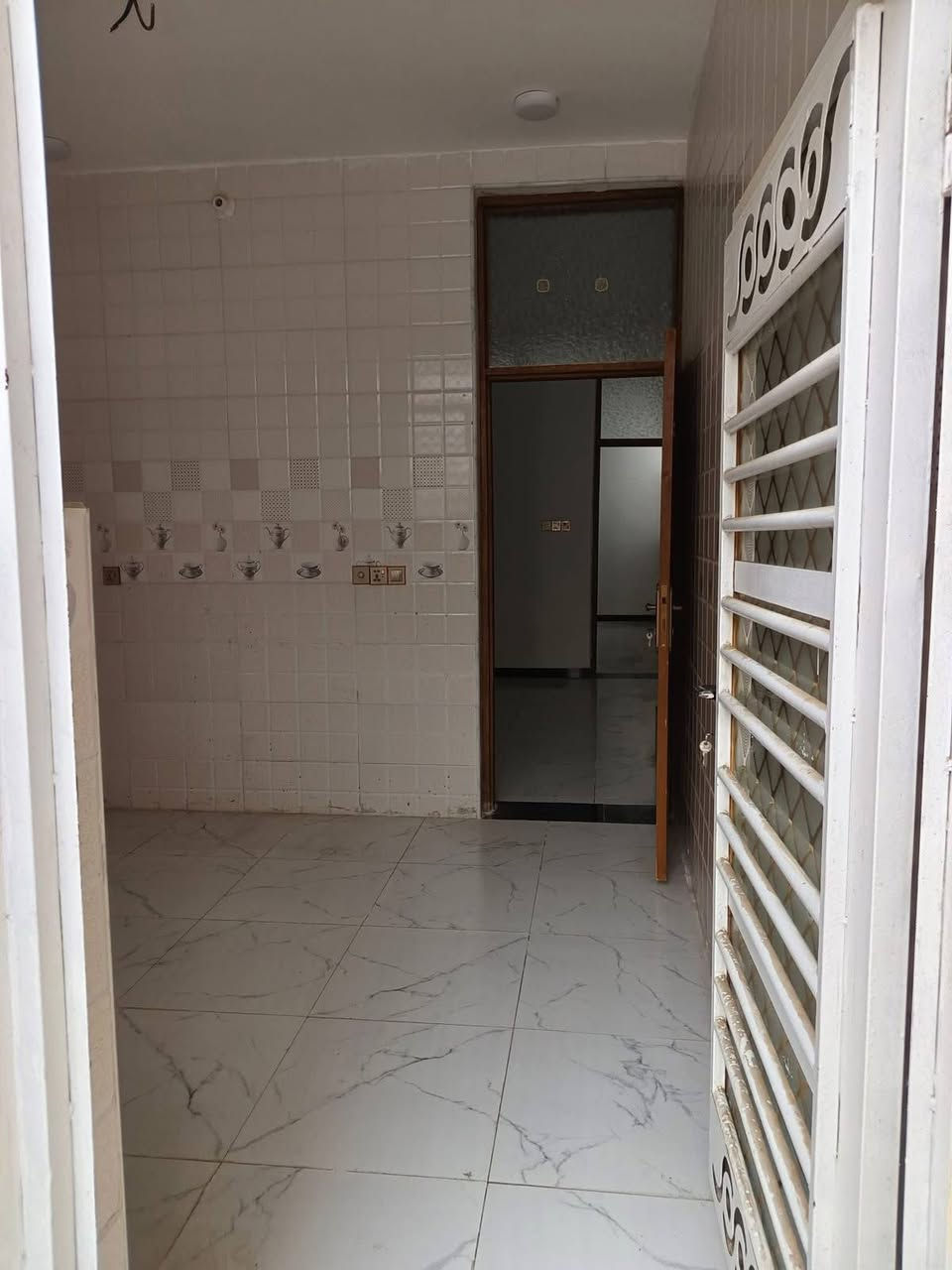 بيت للبيع زراعي على حولي جامعه مقبيل باب جامعه مساحه 120متر بي غرفتين وصاله ومطبخ براني مجمع صحيات داخله وخارجيه يبعد عن شارع عام 40متر ثاني بيت عن شارع عام
ستفسار خاص او على رقم ***********
