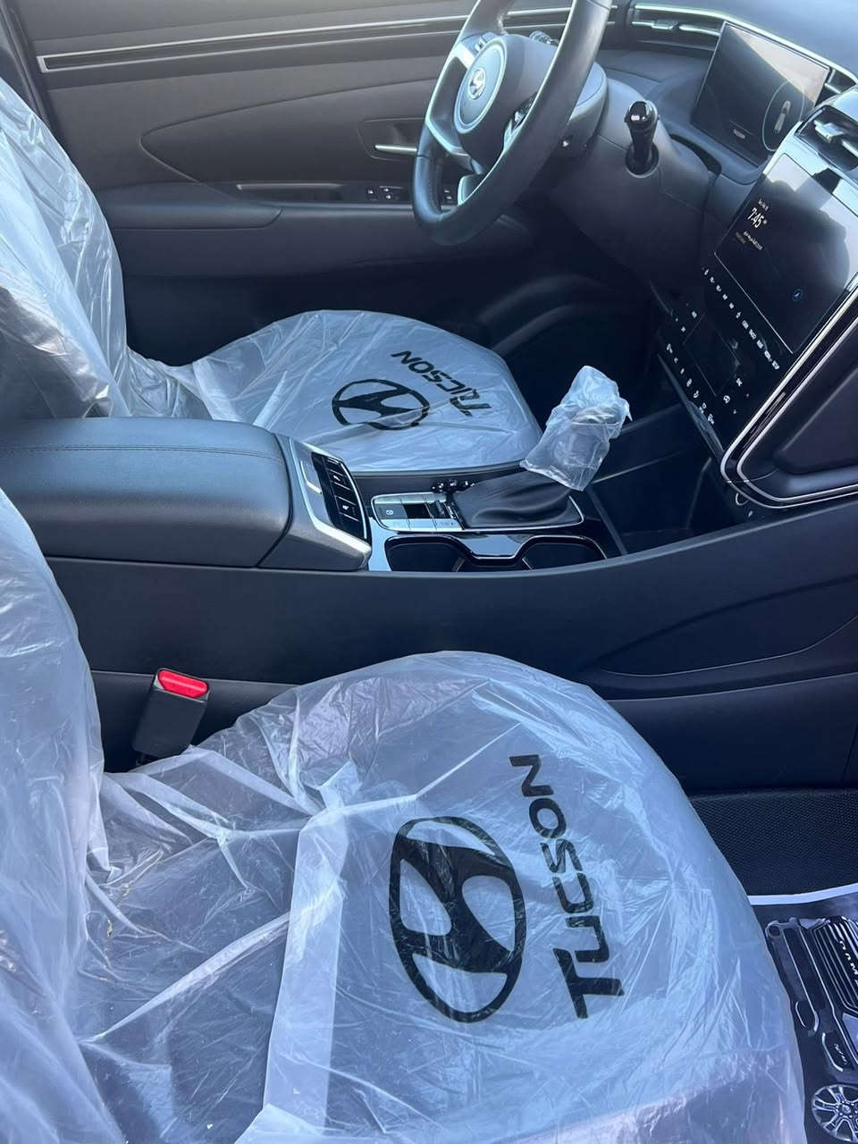 السلام عليكم توسان موديل 24 لون سبنتي ماشية 10 ميل سيارة جديدة وحادثها قبغ جنطه فول ١/١ رقم بغداد بسمي تحويل ثاني يوم مكفولة من كلشي فقط قبغ جنطة بيه بارد فقط 
مكاني اعظمية راس الحواش 
سعر 21800$ بيه مجال حك الجيه 
***********
علي
