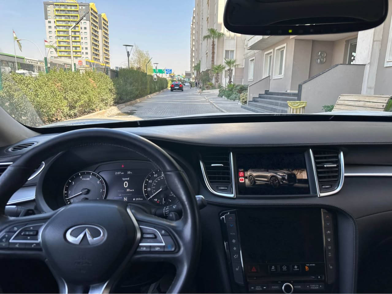 📣 للبيع او مراوس مع سياره كهرباء 
: إنفينيتي QX50 موديل 2021 - فئة LUXERY
بيانات السيارة الأساسية:
 * الماركة والطراز: إنفينيتي QX50.
 * سنة الصنع: 2021.
 * الفئة: LUXE ).
 * رقم الشاصي : 3PCAJ5BA1MF111863
 * نوع الدفع:  أمامي).
 * الحالة: (قطعتين صبغ بابين السكن ) 
و (الممشى : 38mi).
🚀 الأداء والمحرك
 * المحرك: 4 سلندر، سعة 2.0 لتر توربو (VC-Turbo).
 * ناقل الحركة: CVT بتقنية متطورة لراحة القيادة وتوفير الوقود.
 * ميزة فريدة: أول محرك في العالم بتقنية "نسبة الضغط المتغير" الذي يجمع بين قوة الـ 6 سلندر واقتصاد الـ 4 سلندر.
✨ المواصفات الخارجية
 * سقف بانوراما كهربائي بالكامل.
 * إضاءة LED أمامية وخلفية مع إضاءة نهارية مميزة.
 * جنوط ألمنيوم مقاس 19 إنش بتصميم رياضي.
 * حساسات خلفية للمساعدة على الوقوف.
 * شنطة خلفية تفتح وتغلق كهربائياً.
🛋️ المقصورة والراحة الداخلية
 * مقاعد جلد فاخرة (لون اسود )
مع تحكم كهربائي.
 * نظام ترفيه بشاشتين لمس (نظام إنفينيتي InTouch).
 * دعم نظام Apple CarPlay و Android Auto.
 * نظام تشغيل السيارة عن بُعد.
 * نظام دخول ذكي (بصمة) وتشغيل بلمسة زر.
 * مكيف هواء أوتوماتيكي مزدوج المناطق مع فتحات خلفية.
🛡️ تقنيات السلامة والأمان
 * نظام الكبح الطارئ الأمامي مع خاصية كشف المشاة.
 * نظام التحذير من التصادم الأمامي.
 * نظام مراقبة النقاط العمياء.
 * كاميرا خلفية للرؤية الواضحة.
 * مثبت سرعة ذكي.

📍 الموقع: (اربيل)
💰 السعر المطلوب: 195
📞 للتواصل: (خاص ) أربيل, العراق


**إذا كنت صاحب هذا الإعلان وتريد حذفه لأي سبب، رجاءا أرسل رسالة إلى الدعم الفني**