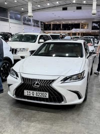 لكزز es300h هايبرد وكالة عبد اللطيف جميل موديل 2024 ماشية 15 الف كيلوم...