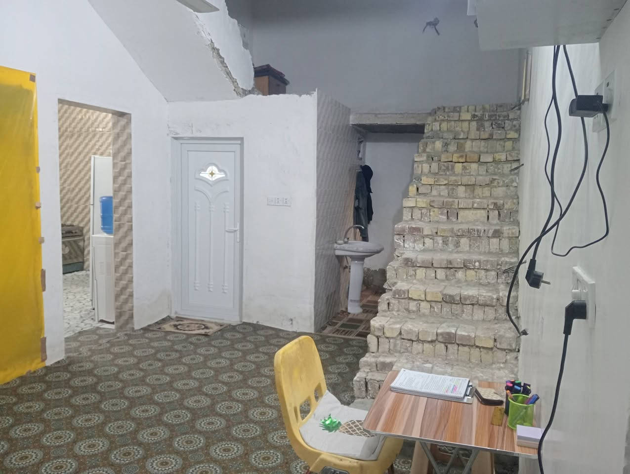 بيت للبيع .
المساحة 180 ، الواجهة 9 والنزال 20

يتكون من غرفتين وصالة وبراني ومطبخ وحمام داخلي وصحيات خارجية .

- البيت بي نواقص بسيطة ماكاملة مثل ماموضح بالصور الي هنة البراني والدرج والصحيات الخارجية .

 - العنوان : ال حمد ، للمعلومة البيت مكانة فرعي

 - السعر 38 مليون  ، للأستفسار *********** متوفر واتساب .
