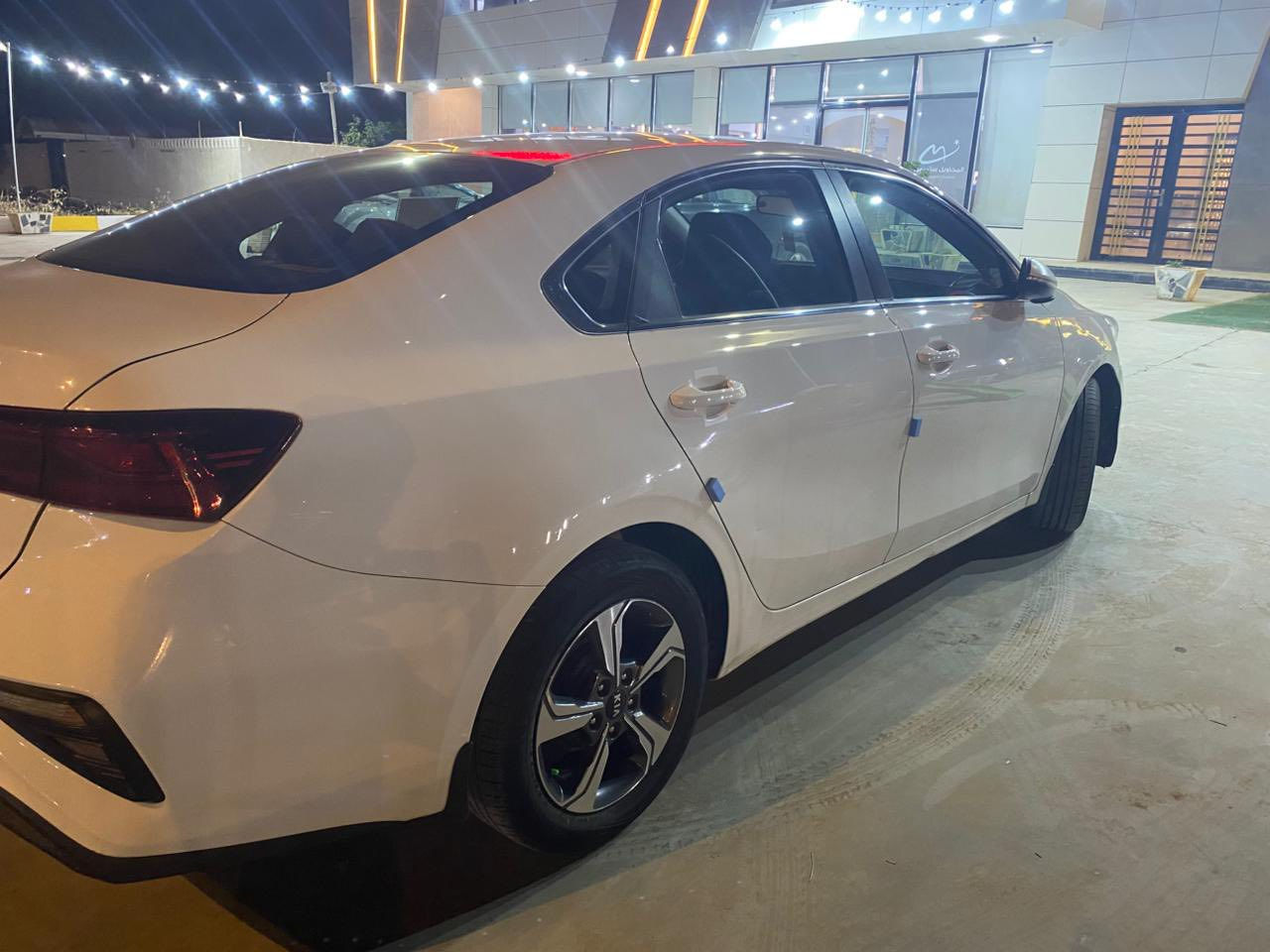 السلام عليكم مكلف بالنشر
سيراتو خليجي 2020 محرك 1600 فول مواصفات ماعدا البصمة ماشية 65 السيارة مابيها نقص عدا حالوب خفيف وسونارها موجود وية الصور 
العنوان حي الجهاد المكاسب السعر 150 وبيها مجال التواصل مع الرقم ***********
