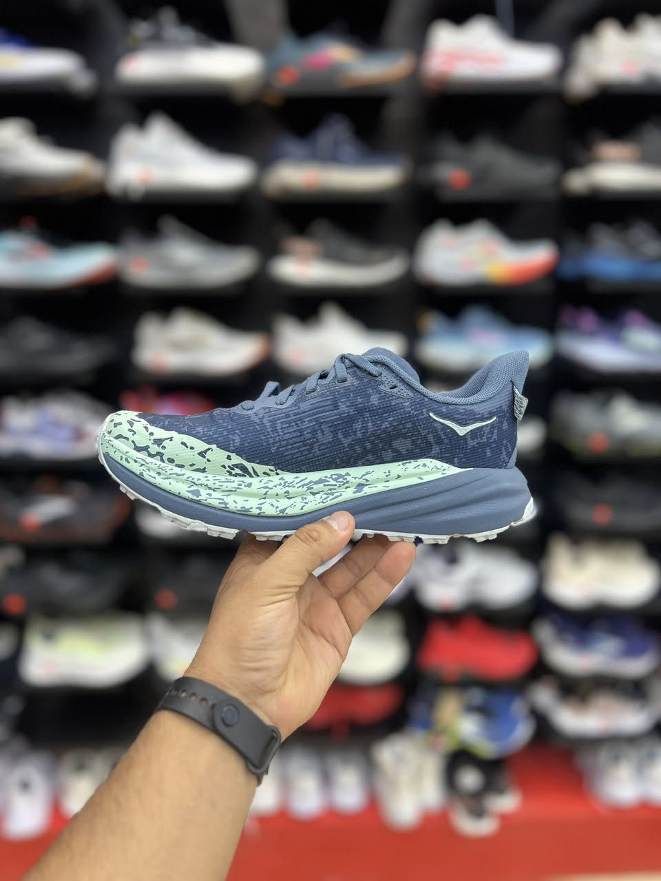 Hoka Speedgoat 6 GTX

غشاء GORE-TEX Invisible Fit: يوفر حماية كاملة ضد الماء والرطوبة مع الحفاظ على مرونة وخفة وزن الحذاء.
نعل Vibram® Megagrip: نعل خارجي متين ومقاوم للانزلاق، مزود ببروزات (Traction Lugs) لضمان ثبات ممتاز على الأسطح الزلقة والتربة الرخوة.
بطانة مريحة: يتميز بالتوسيد المعهود من علامة Hoka لحماية المفاصل أثناء الجري لمسافات طويلة

قياس 39 وثلث القدم 24.5

السعر 85 الف

العنوآن نجف ملحق الروان
*********** واتساب
