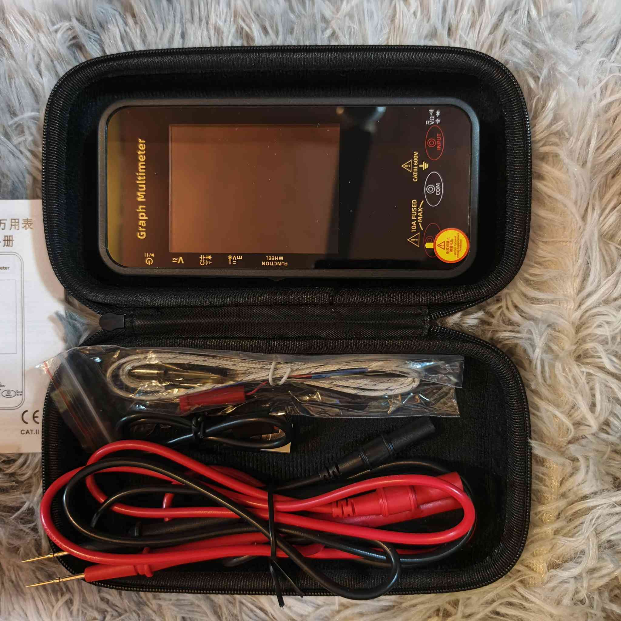 هذا جهاز قياس متعدد رقمي (غراف) BSIDE S450. 
يتميز بشاشة ملونة TFT عالية الدقة مقاس 2.8 بوصة.
يقيس الجهد الكهربائي للتيار المستمر حتى 1000 فولت، والجهد الكهربائي للتيار المتردد حتى 750 فولت، والمقاومة، والسعة، ودرجة الحرارة، والمزيد.
يعمل ببطارية ليثيوم مدمجة قابلة لإعادة الشحن بسعة 1800 مللي أمبير في الساعة.
يأتي مع مجسات قياس وحقيبة حمل للحماية والتنقل.
الأبعاد التقريبية هي 108.0 × 69.5 × 33.0 ملم ويزن 162 جرامًا (شاملة البطارية).


**إذا كنت صاحب هذا الإعلان وتريد حذفه لأي سبب، رجاءا أرسل رسالة إلى الدعم الفني**