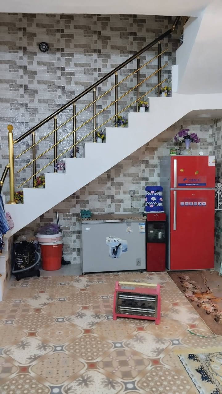 الدار لبيع مساحته 100متر كربلاء المقدسة  يحتوي على غرفه نوم واستقبال وصاله ومطبخ صحيات داخليه و خارجيه مكان سيد اسماعيل مجمع فدك سند 25قرار محكمه سعر خاص هاتف ***********
