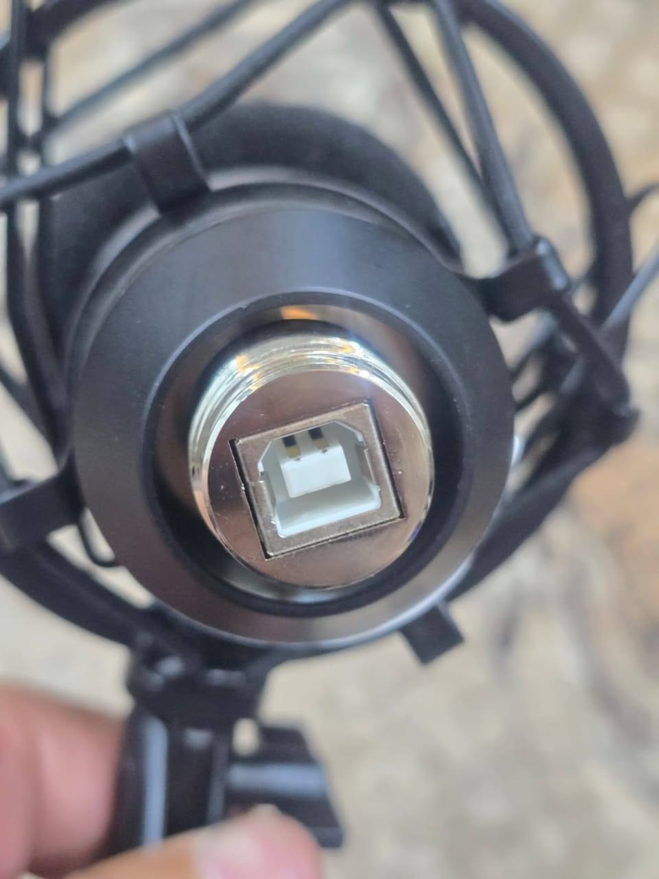هذا الميكروفون هو Trust GXT 252 Emita (أو إحدى فئاته مثل Emita Plus)، وهو ميكروفون مكثف (Condenser) رقمي يعمل عبر منفذ USB مخصص للاستوديوهات المنزلية وصناع المحتوىسهولة التشغيل التلقائي (Plug and Play): يعمل مباشرة عند ربطه بالكمبيوتر أو اللابتوب أو منصات الـ PlayStation عبر سلك USB دون الحاجة لبطاقة صوت (Sound Card) خارجية.


**إذا كنت صاحب هذا الإعلان وتريد حذفه لأي سبب، رجاءا أرسل رسالة إلى الدعم الفني**