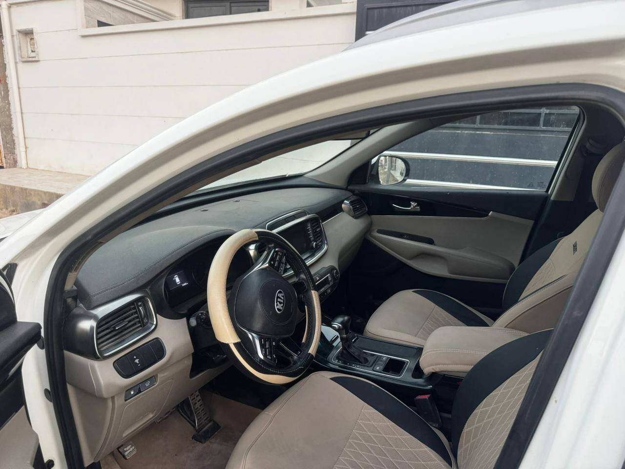 كيا سورنتو 2020 خليجي
ا  ومواصفات عدا البانوراما ومحرك 6 سلندر و7 راكب وتبريد مركزي وداخل ابيض  ومري شفط ومود درايف  وكشنات جلد الامانية كهربائية وليد ترحيب اليدات والدوسات  المواصفات السيارة بيها تبديل بنيد بدون اي عابر مع وجاملغ بارد شويه صبغ ما عابر الباقى كفاله من صدعه المحرك والكير والحدادية 100
تخم تاير ماشيه ٧٥الف جرص 120
***********  تصال باقى تفاصيل رقم بغداد دولي تحويل ثاني يوم سياره جديده 
السعر تصال
