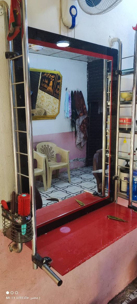كرسي + مرايه + رفوف للبيع استفسار ***********
