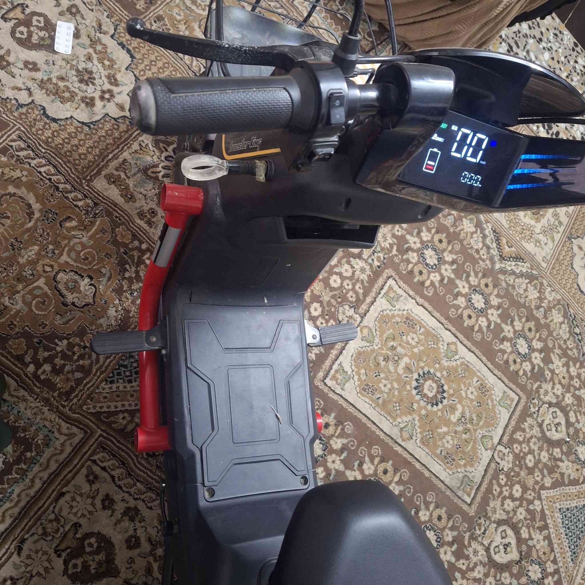 دراجه على شحن وسعر 600 الف كامله ومكمله يكزر مابيه جديدة 
*********** هذا رقم لي يريد يخبرنه
