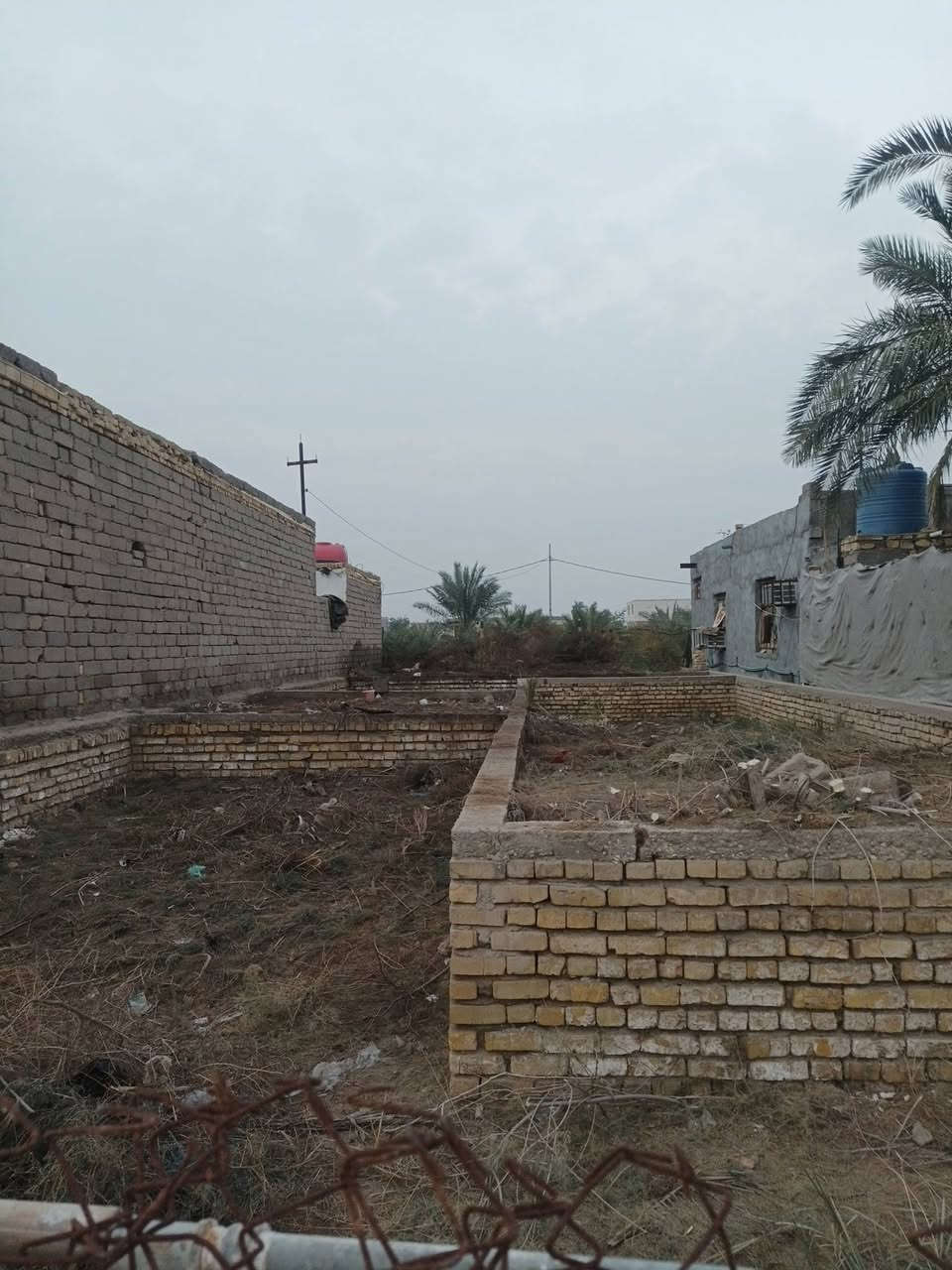 بتلو للبيع مساحه 200 يحتوي على غرفتين ومطبخ واستقبال طول 15  والاستفسار عن رقم 
***********
