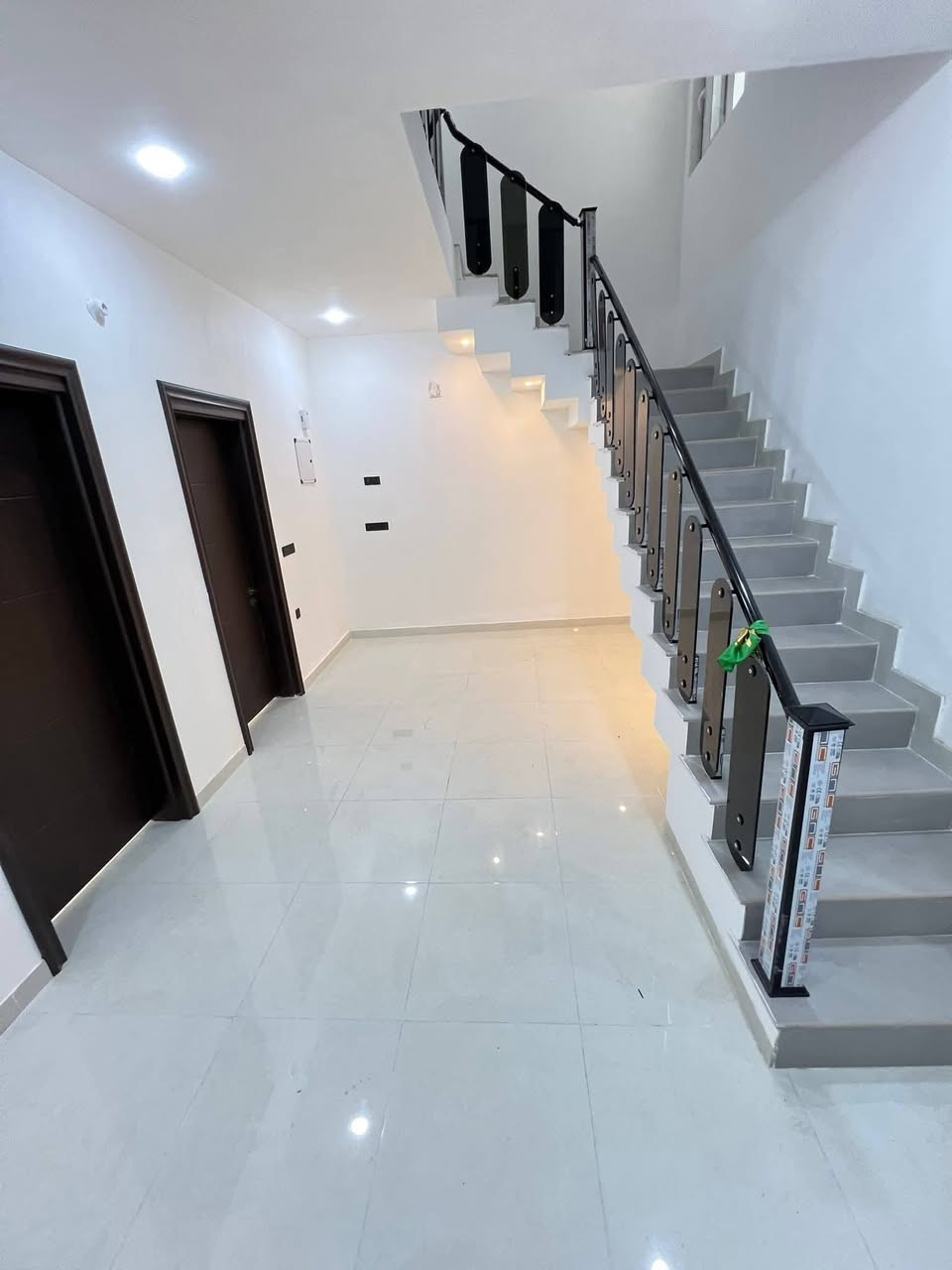 🏠 دار للبيــــــــــع #حـــديـــــث غيــــر مسكـــــون
فـــي حـــي الطيــــــارة قـــــــرب اســــــواق العـــــــائلـــــة
________________
المساحـــــــة // 118م
 #طابـــــو #زراعـــــي #صـــــرف #سنـــــد25 
الواجهــــــــــة  // 6.75م
النـــــــــــــــــــزال// 17.5م
________________
🧱🏗️ #الطابــــــــــــــق #الأرضـــــــــــــي
غرفــــــــــة وصالـــــــــة وهـــــول ومطبــــــــخ ومجمـــــــــع صحيــــــــات داخلــــــــي وخارجــــــــــي وطـــــارمــــة...
🧱🏗️ #الطابــــــــــــــق #الثانــــــــــــــــي
غرفتيـــــــــــن وهــــــــــول ومجمـــــــــع صحيــــــــــات وسطـــــح ...
________________💲

السعـــــر والتفــــــاصيـــــل علـــى الاتصـــــــــال
_____________
#مكتـــــب
  🌛🌐الخــــارطــــة العقـــــاريــــة🌐🌜
#الكائـــــــــن
   فـــي ⇩ حـي_الطيـاره_شـارع_25_الـرئيســي_قــرب
_المــــدرس_حسيـــن_طيــــاره
0️⃣7️⃣8️⃣2️⃣5️⃣2️⃣1️⃣2️⃣5️⃣6️⃣5️⃣📲
___________________________________
_____________________________________________
