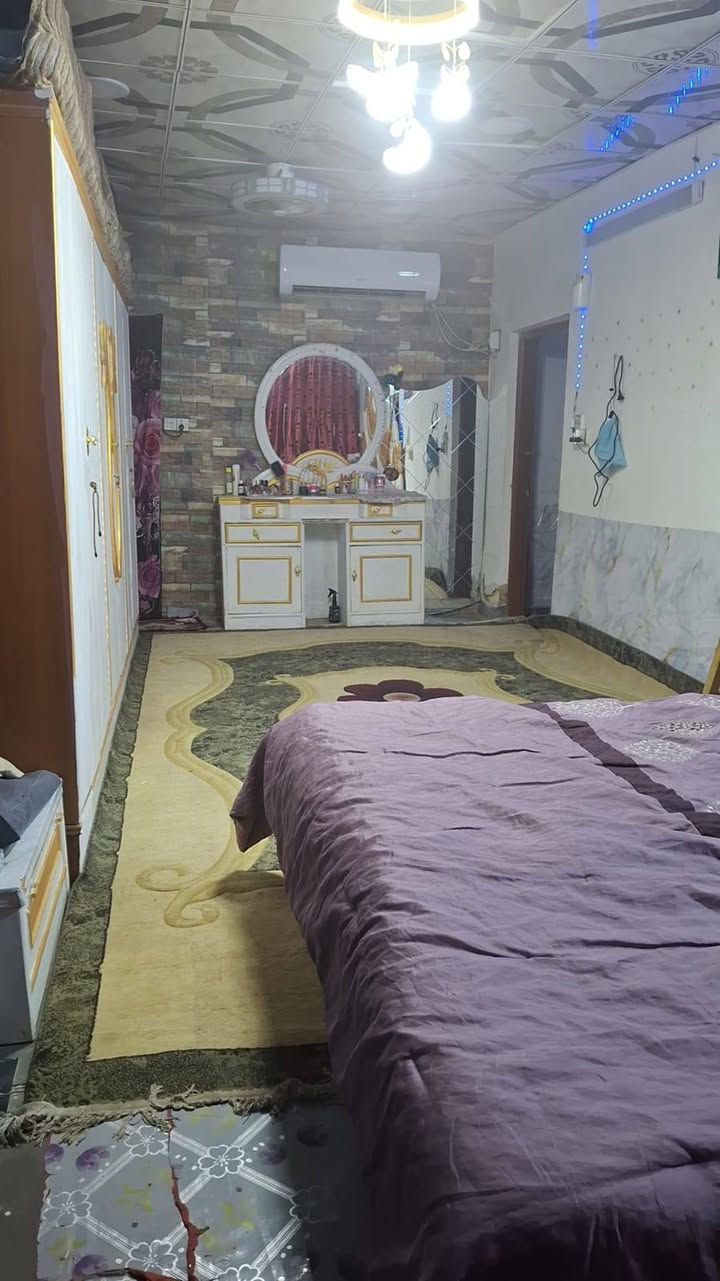 السَلٱمٌ عـَلـْيگمّ-ۈرحـْمّـٌة ٱللـّہ ﯙبُرگـّاتہ بيت للبيع تجاوز متكون من غرفه نوم 4في9 وبداخله حمام وغرفه ثانيه 4في8مقسومه بلنص سندويش لطفال وستقبال 4غي4وطبخ 4في4  حمام داخلي وترك  وحمام خارجي وطرمه 4في 6 واجيه لبيت 8 ونزال 20لبيت سكف كله سندويش وسقوف ثانويه مي خطين كهرباه خطين كيزرات لعدد 2 تانكيات 2وماطور مي2 لعنوان بغداد زعفرانيه شارع المركز خلف لمدارس مباشرتن  سعر 16وبي مجال تصال *********** بي واتساب
