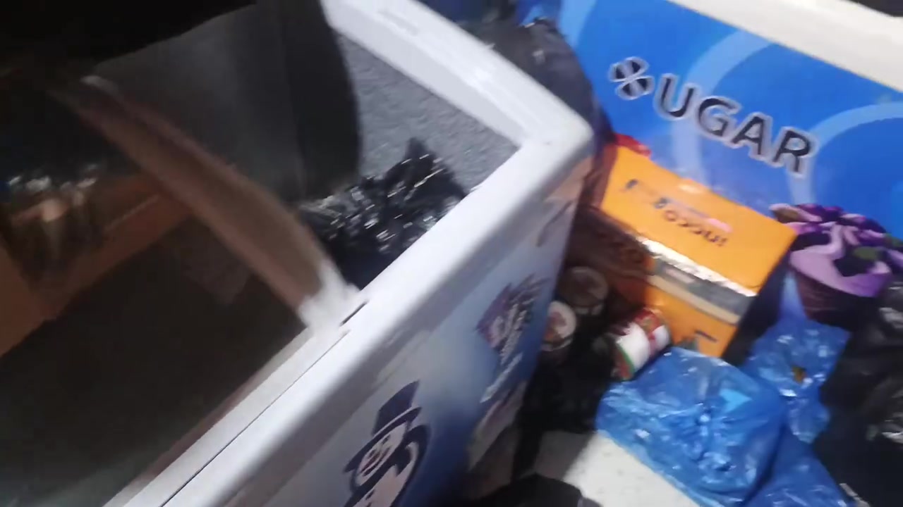 محل كامل للبيع من 2عارضات بطحيه كبيره وا 2وسط وا 1صغيره 
عارضات عموديه 5
رفوف كامله 
سفينه عدد 2
بصره ابو خصيب سيبيليات 
ستفسار على هاذ رقم ***********
