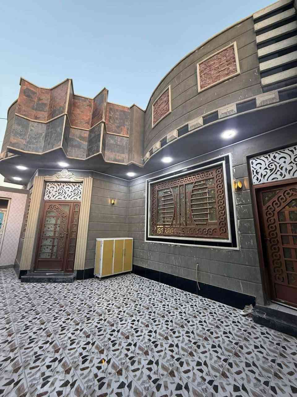 ياالله السلام عليكم
دارللبيع المساحه200م طابق واحد
 يحتوي على غرفتين نوم
او صاله أوكلدور اومطبخ بناء حديث
سنه24
العنوان بابل  ازوير فرع نور الفرات مقابل الاعاب المدهش 
التقسيم الثالث
تفاصيل اكثر اتصال. ***********
