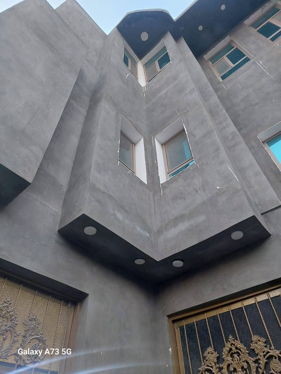 يعلن مكتب المرتضى للعقارات عن توفر
بيت حديث للبيع ، في الجنينة ، قرب شارع المصلحة ، موقع جدا ممتاز
يتكون من 3 طوابق ، بناء 2023 درجة اولى
المساحة / 210 متر
الواجهة / 10.5 متر
يحتوي على / 6 غرف 4 منها سويت وصالة واستقبال ومطبخ وكراج وحديقة وصحيات
سعر البيت / 675 مليون

توجد لدينا عروض اخرى
للأستفسار الاتصال على الارقام التالية
قسم البيع / *********** - ***********
قسم الايجارات / ***********
نستقبل كافة العروض والاعلانات نشرها وترويجها مجانا
عنوان المكتب / الجنينة / شارع جامع الكرناوي / مقابل فتافيت سنتر
