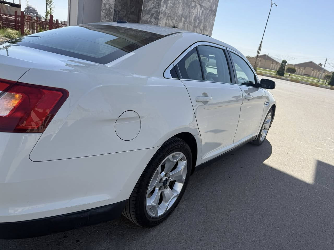 السلام عليكم
فورد تورس 2011 خليجي شركه نيڤا 
السياره كلين تايتل بيها فقط ربي الباب الخلفي صبغ 
مواصفات السياره 
محرك 6 3500 
السياره فول مواصفات 
سلايت فتحه 
تحكم بالدوسه مال البانزين 
دبل جامه 
تحكمات بالستيرن مع شفتات قياده 
هيتر بالمري 
حساس مع كامره خلفيه 
مسجل وسماعات سوني 
ويل 19 
السياره ربع ما تصرف عليها كامله مكنله 
صدر امامي خلفي جديد 
باتري جديد 
تخم التاير نضيفات حيل 
منضومه بانزين مع البلكات جديده وكاله 
كهربائية كلها بلاد وشغاله بدون اي جطل 
جام سنترلك شغاله  
رقم اربيل باسمي سنويه وهزه جديده قبل شهرين سويتها
السعر 11.400 
للشراي يتصل ***********
