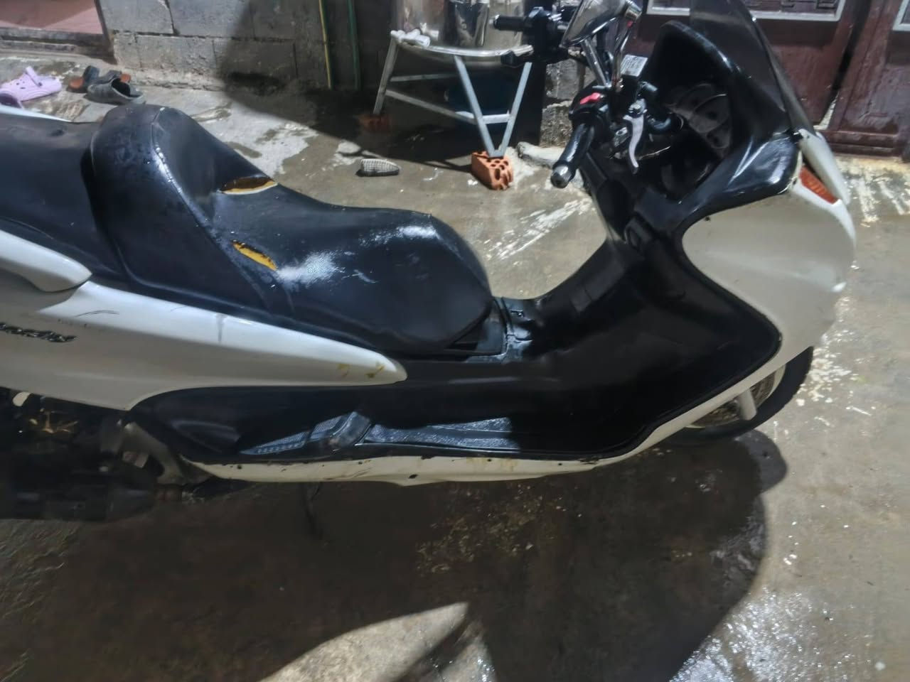 السلام عليكم شباب دراجه ماجسته دبل رون كهربائيات كلها شغاله مابيها نقص لو بكد الشعره باتري جديد نضافه كدام عينك اشاير لايتات عالي ناصي لايت بريك سكن كله شغال نضيفه الدراجه اوراقها كامله اصولي مو كلك نفس باقي الماجسته هاي كامله منفيس واوراق بس ترقم للبيع او مراوس السعر 750 وبيها مجال قليل حك جيتك المكان فلوجه قريه المختار للاستفسار خاص او اتصل او واتساب ***********
