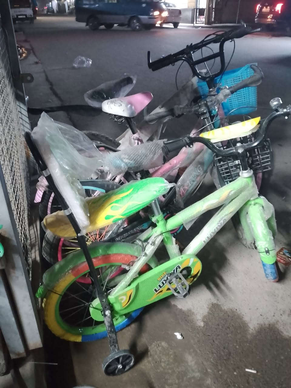 السلام عليكم بايسكلات جديد غير مستخدم انواع القياسات وانواع الاحجام( بناتي حجم 26 السعر السابق 120) الحالي (110 )بايسكل حجم 16( السعر السابق 60 سعر الحالي 55 بايسكل حجم 12 (السعر السابق 50 سعر الحالي 45 )وكل الهلا زبانة الطيبين مكاني سويبل الميتين رقم تلفوني (*********** )بي واتساب,
