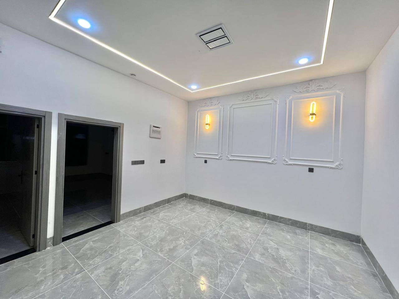 دار للبيع طابو صرف المساحة ١٣٠م واجهة ٦/٥ بناء صفر نظام دكتات سقوف مغربية الدار صاير على حرف T طابق اول استقبال هول مطبخ غرف نوم صحيات داخلي وخارجي طابق الثاني هول غرف نوم ٢ صحيات العنوان الأسرى ماقابل جامع العدل شارع المستوصف للإستفسار الاتصال على الرقم *********** او خاص
