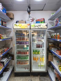 للبيع..للبيع زوج عارضات عامودية مع مجمدة بطحية جدد بمعنى الكلمة إستخدا...