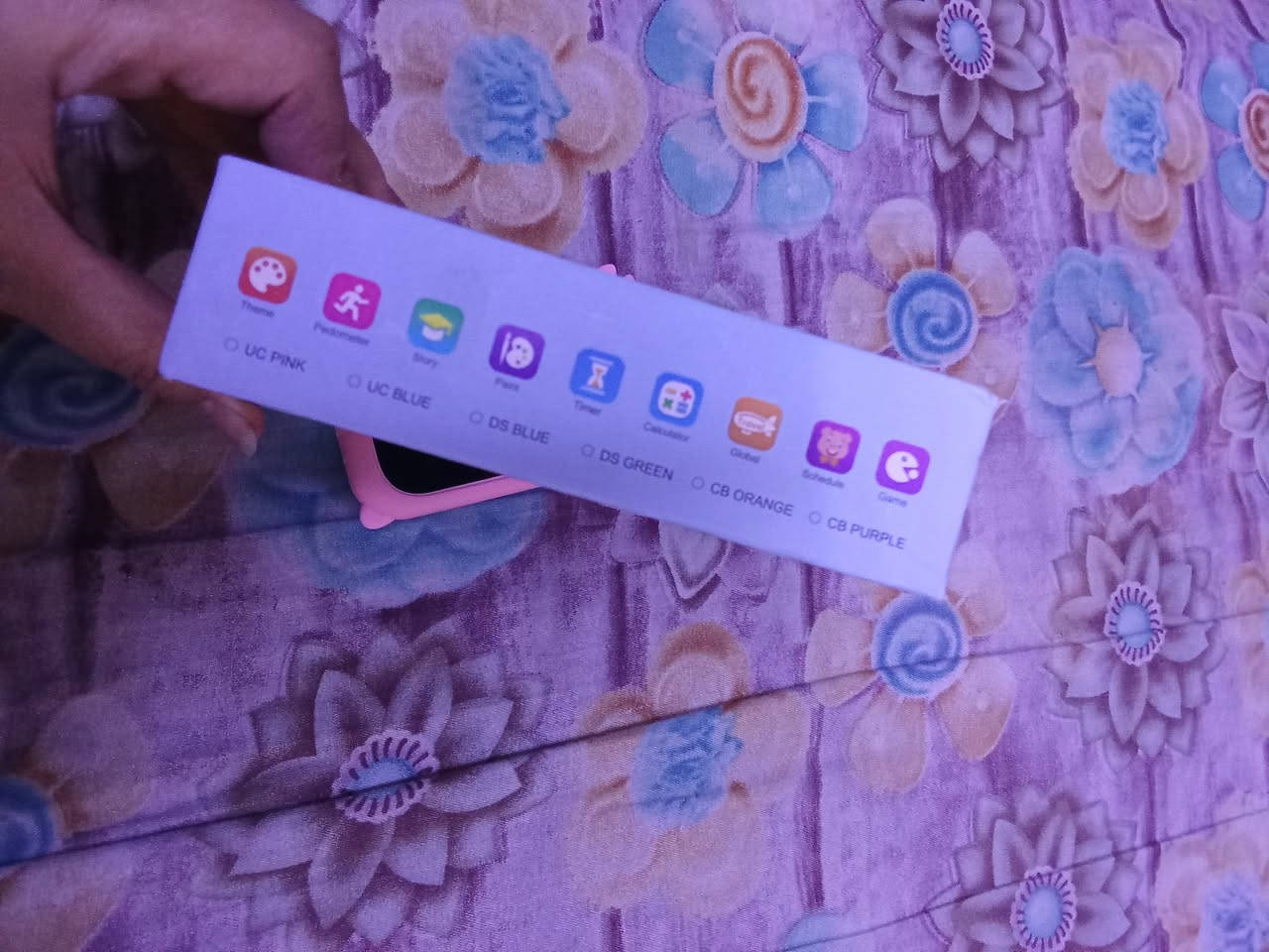 هذه الأجهزة هي هواتف ألعاب تعمل باللمس مصممة للأطفال من سن 3 سنوات فما فوق، وهي لا تحتوي على وظيفة الاتصال بالشبكات الخلوية ولا تتطلب بطاقة SIM.
تشمل الميزات عادةً كاميرا مزدوجة (أمامية وخلفية) لالتقاط الصور وتسجيل الفيديو، ومشغل موسيقى MP3، وألعاب ألغاز تعليمية مدمجة، وساعة منبه، ومسجل صوت، ومصباح يدوي.
يأتي المنتج عادةً مع كابل شحن USB من النوع C وحبل قصير (لانيارد) ودليل مستخدم.


**إذا كنت صاحب هذا الإعلان وتريد حذفه لأي سبب، رجاءا أرسل رسالة إلى الدعم الفني**