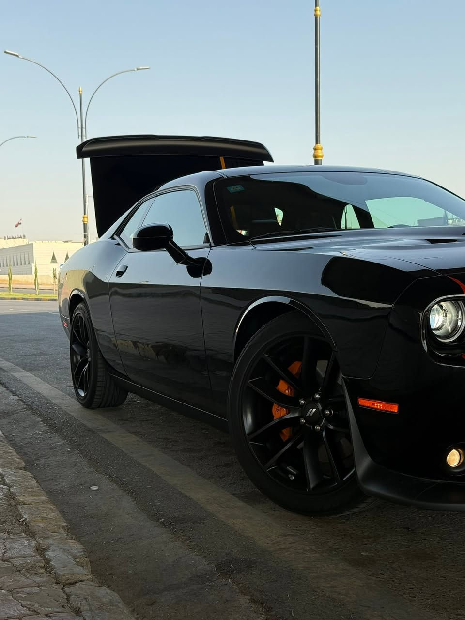 جالنجر هيمي اورنج ادشن
فول فول مواصفات بصمة سلايد فتحة 

GT PLUS HEMI ORANGE EDITION . LastCall

الموديل :2023
العداد : 7340m
المحرك : V6.  3.6L .
السعر : 270
رقم بغداد
موقع السيارة : الموصل

المواصفات :
* نسخة ORANGE EDITION. 
* خطوط طولية على الهيكل. 
* مكابح رياضية برمبو خاصة بالون البرتقالي. 
* جناح خلفي اسود. 
* ويل قياس 20 انچ اسود . 
* ستيرن رياضي D
مقاعد رياضية من الشاموا مع خطوط بالون البرتقالي. 
* نقطة عمياء . 
* مصابيح أمامية زنون . 
* المصابيح الأمامية مع LED . 
فجوج برمبو بلادي امامي ٦ بستم خلفي ٤
* حساسات . 
* شاشه كبيرة مع نظام ملاحة نفكيشن GPS .
* الشاشة مع اوپشنات SRT . 
* سستم صوت الپاين .
* فتحت سقف (سلايد) . 
* ذاكرة لحفظ وضعيات الجلوس (ميموري) . 
* مقاعد أمامية تبريد وتدفئة . 
* تشغيل عن بعد . 
* ستيرن كهربائي . 
* تدفئة ستيرن . 
* محدد سرعة . 
* تلفون بلوتوث . 
* كاميرا خلفية .
* كير شفتر بالستيرن .


**إذا كنت صاحب هذا الإعلان وتريد حذفه لأي سبب، رجاءا أرسل رسالة إلى الدعم الفني**
