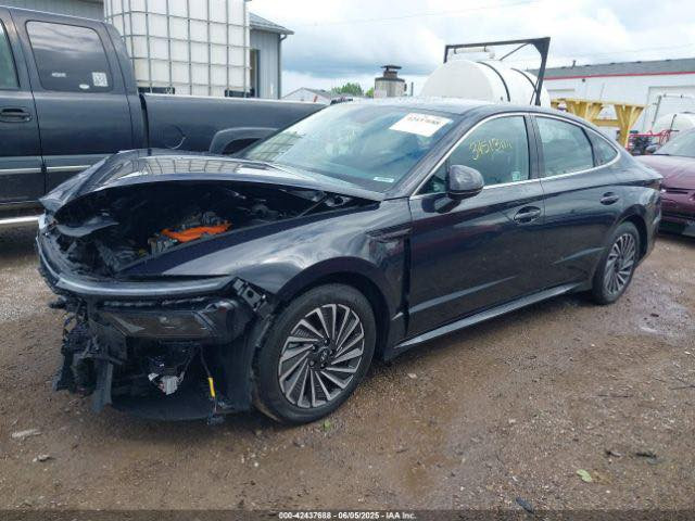 للبيع – هيونداي سوناتا 2025 هايبرد | فئة SEL
🔹 الموديل: 2025
🔹 الفئة: SEL Hybrid
🔹 المحرك: 2.0 لتر هايبرد (بنزين + كهرباء)
🔹 ناقل الحركة: أوتوماتيك 6 سرعات
🔹 الدفع: أمامي (FWD)
🔹 الوضع: نظيفة جداً / دخول جديد 
🔹 عداد المسافة / 34 الف ميل 

✨ التجهيزات والمواصفات:
✔ شاشة وسطية كبيرة 12.3 إنج
✔ شاشة عدادات رقمية
✔ Apple CarPlay & Android Auto
✔ نظام Hyundai Digital Key (تشغيل وفتح بالموبايل)
✔ شاحن لاسلكي للهاتف
✔ مقاعد أمامية مدفأة
✔ المقاعد الامامية تحكم كهربائي
✔تحكم ستيرن 
✔ مثبت سرعة ذكي
✔ نظام تشغيل بصمة
✔ كاميرا خلفية
✔ اضاءة لد اماميه وخلفيه 
✔ نظام الحفاظ على المسار
✔ نظام التحذير من التصادم
✔ نظام النقطة العمياء
✔ تبريد قطعتين 
✔ جنوط ألمنيوم أصلية
✔ مدخل تايب سي امامي خلفي 
🔋 نظام هايبرد اقتصادي وقوي.

📄 السيارة تترقم باسم المشتري والرقم مجاني اخوان (الرقم بلاش ) 
📍 الموقع: (بغداد / حي الجامعة )
💰 السعر: ( 203 $)يعني دفترين و 300 دولار
📞 للاستفسار:
📱 اتصال / واتساب (***********)
