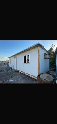 كرفان 9 في 3 غرفتين ومطبخ وحمام مغلف الداخل كله جديد  السعر 2200 مكاني...