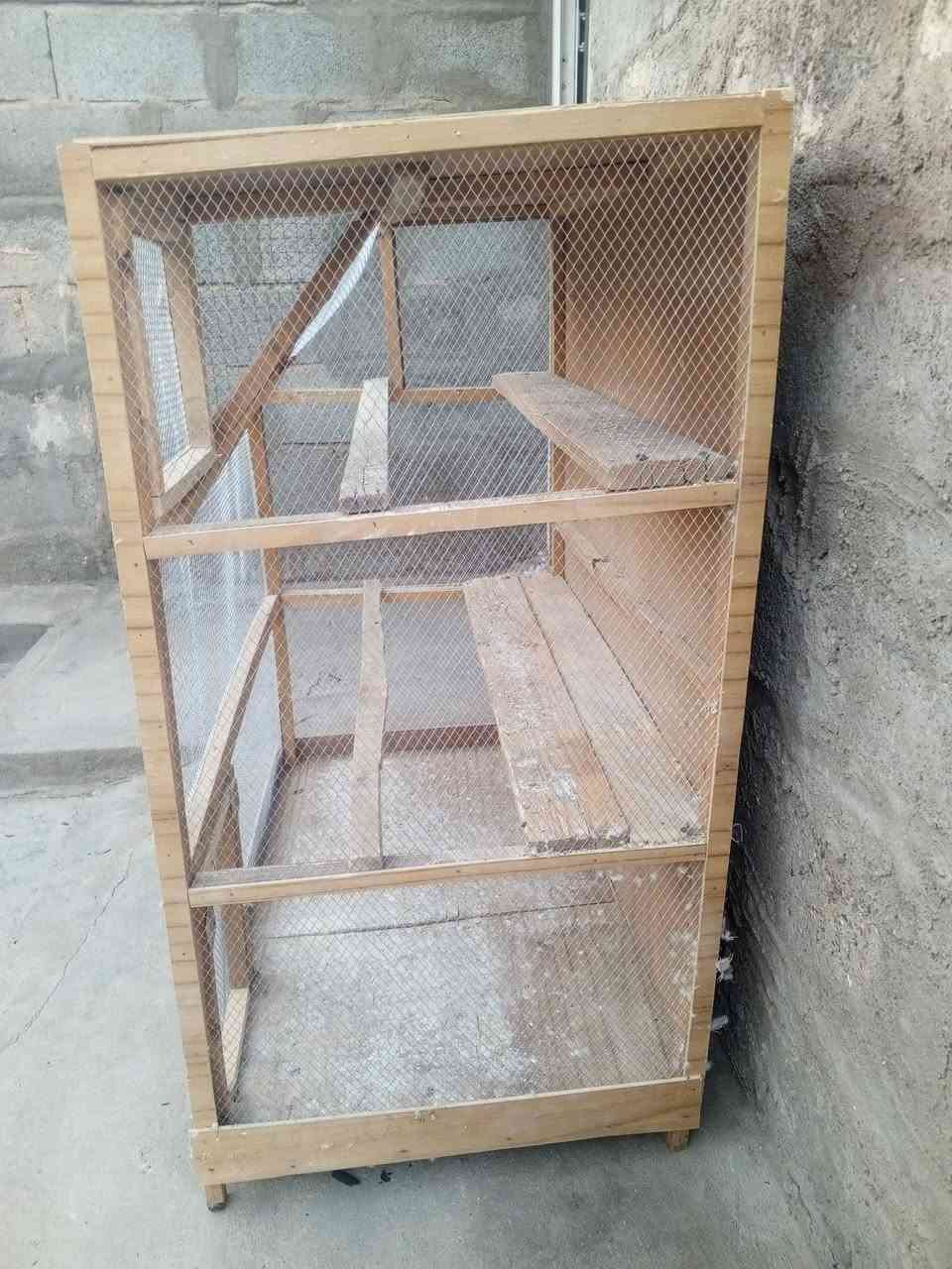 السلام عليكم ورحمه الله وبركاته 
متاح قفص للبيع نضيف سيم درجه اولى مثل ما موضح بالصور 
قياسات 
الطول 89 
العرض 79
النزال 49 
مكان هيت حي العسكري سعر 35 وبي مجال 
دقم ***********
