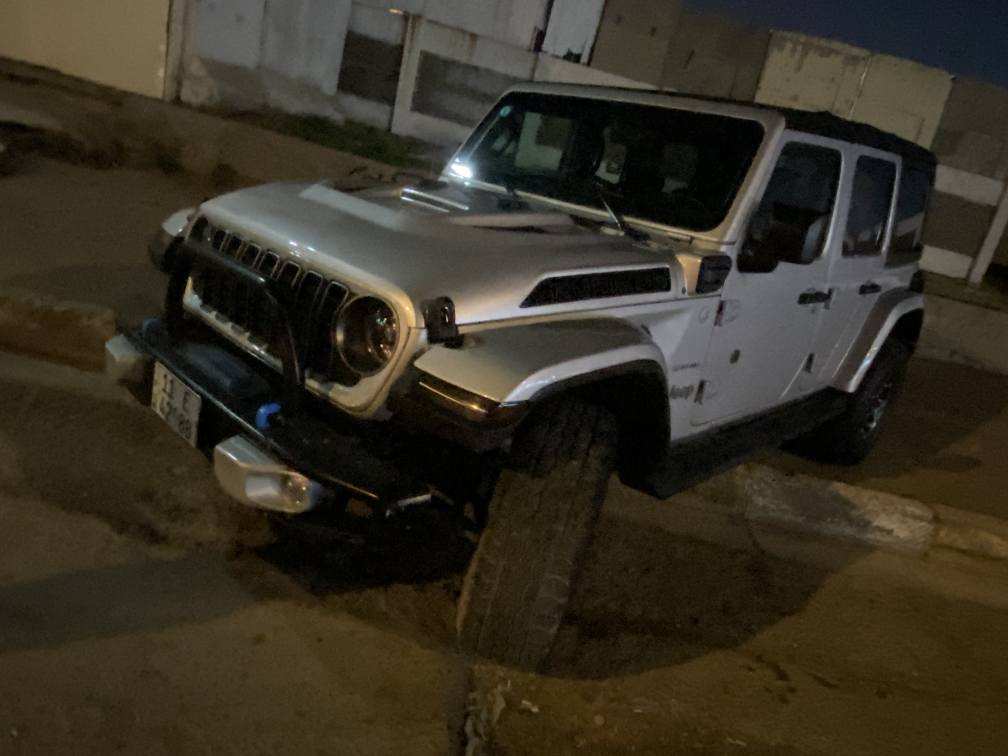جيب رانجلر صحاري (4Xe) 2022 🩶🔥
✅ بـيع أو مراوس حسب القناعة ✅

حجم المحرك: 
2000 تيربو + هايبرد + هجين شحن خارجي ⚡️
المسافة المقطوعة: 60 الف 🛣️
(قمارة تتفصخ وتتحول كشف 🏞️)

تشغيل بصمة 🔘
لوكير 🔒
كشافات أمامية 💡
شحن خارجي 🔌
هيتر بالستيرن 🔥🛞
شاشة عرض 📺
تدفئة بالكشنات ♨️
تشغيل عن بعد 📡
كشنات جلد 🪑
دمام خلفي 🔊

ملاحظات مميزة💯:
🚩 السيارة محولة بالكامل إلى ربيكون:
1️⃣ دعامية أمامية ربيكون حديد 🛡️
2️⃣ فندرات جانبية ربيكون LED 💡
3️⃣ بنيد ربيكون 🔩
4️⃣ دعامية خلفية ربيكون 🛡️
5️⃣ ويل ربيكون 🛞 ‎
السعر 260
للاستفسار *********** بغداد, العراق
