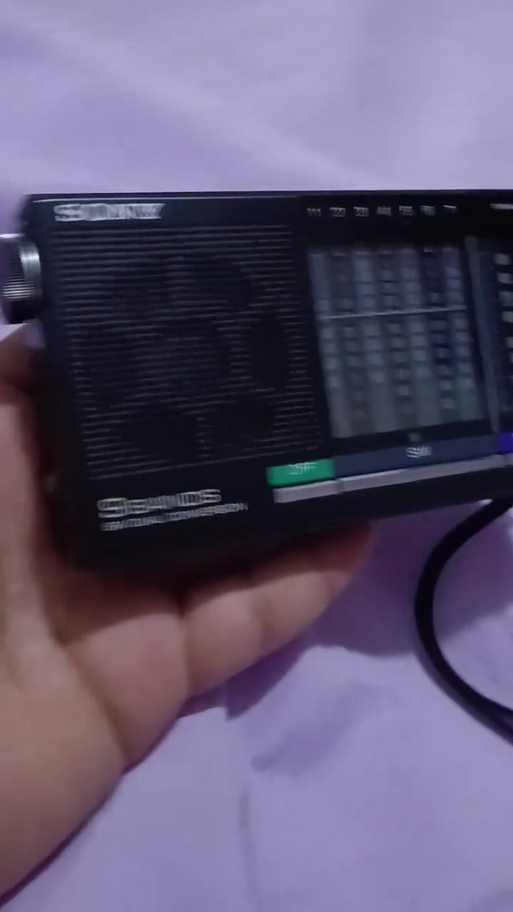 من اجمل راديوهات Sony اليابانية في عالم الراديوهات

راديو جيب  ياباني متعدد الموجات ماركة Sony
موديل Sony icf 4900

               (((( صنع في اليابان ))))

حالته ممتازه جدا روووووعة كأنه جديد زيرووووو
مثبت عليه  لوجو سوني الشهير It's Sony 

الراديو 9 بند  متعدد الموجات 
FM / AM /SW 1----7

صوته جبار و عالي جدا و إشارته ممتازة و قوية جدا جدا 
كل الموجات و الإذاعات يلتقطها بامتياز و جودة صوت روووووعة 

يعمل بكفاءة عالية جداً بحجرين قلم أو بالادابتور 

مزود ب اريال تلسكوبي رهيب فى التقاط الإشارة 
و مفتاح Hold لمنع عبث الأطفال 

        ((ملحوظة مهمة فى الجهاز )) 👇👇
بكرة الصوت معلق على أعلى مستوى صوت 
و عند محاولة تخفيض الصوت ينخفض عادي جدا لكن ب يرجع تاني لاعلى مستوى صوت لو لمست بكرة الصوت 
اعتقد محتاج تنظيف ب Spray 
 و سوف يراعي ذلك الأمر في تسعير الجهاز 

    (((ضع سعر مناسب للبند  و  حلال عليك )))

لجدية الحجز  و تأكيد الشراء يرجي التواصل على الخاص 
بصورة  البند و رقم تليفونك و السعر الذي تراه مناسباً و التسليم في وسط البلد بالقاهرة 
ملحوظة هامة :-
(متوفر شحن لكل المحافظات مقابل دفع قيمة البند مسبقا)


**إذا كنت صاحب هذا الإعلان وتريد حذفه لأي سبب، رجاءا أرسل رسالة إلى الدعم الفني**