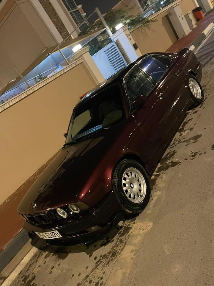 سلام عليكم
Bmw 525 

موديل 1994 

السياره جاهزه الاخر حبايه 

تبريد حداديه تخم تاير كلها كامله 

غرفتها نضيفه 80‎%‎ 

بيها سستم صوت كامل 

اكزوز رياضي 

كير اوتو 

مكينه اصل فانوس بيها 

سوارات متغير 

بكلايت دخاني بلاد 

رقم اربيل الجديد 

مكانها بابل المركز 

السياره بدون ضربه 

ومصبوغه حزام 

للاتصال ***********
