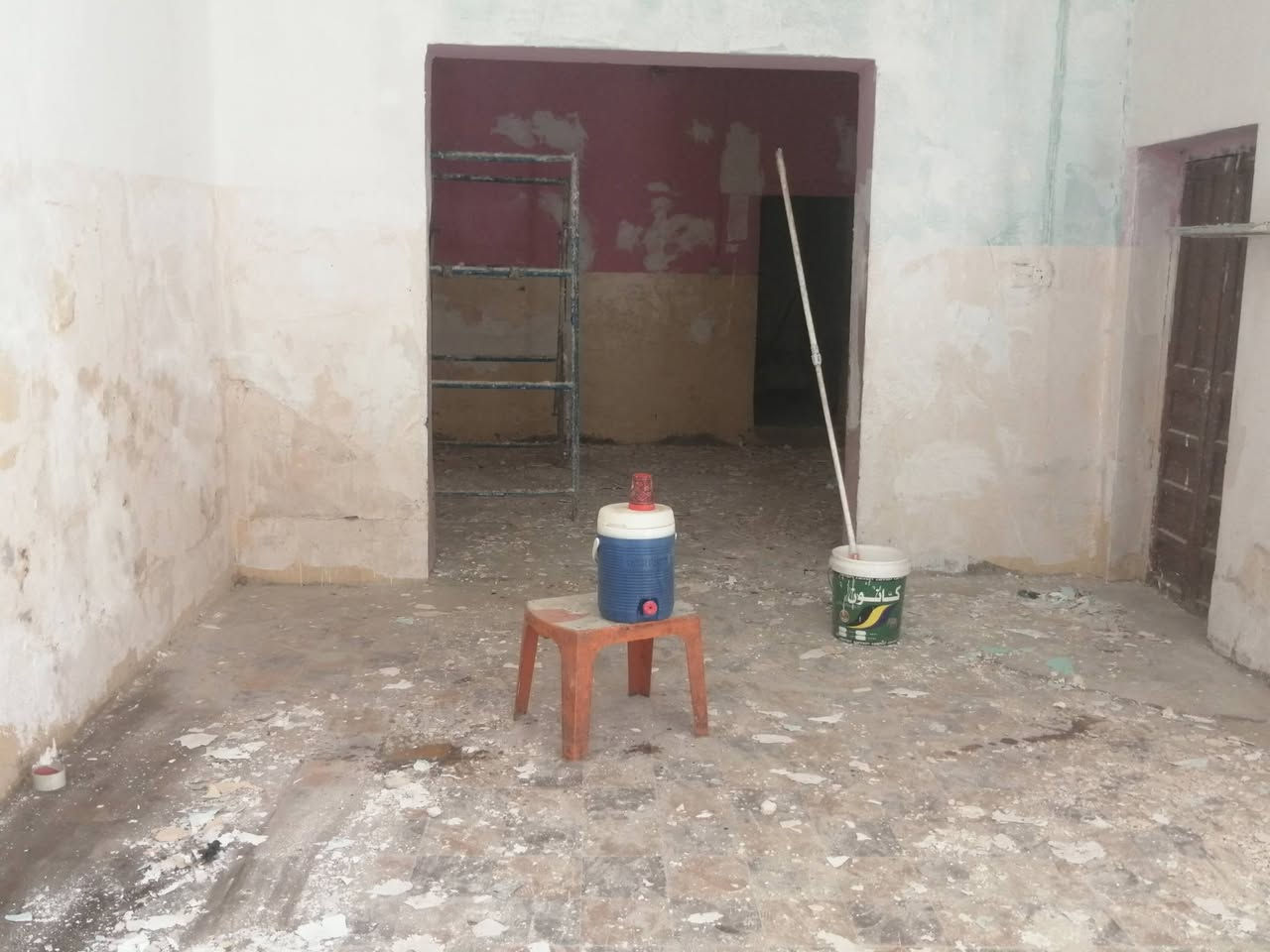 يوجد لدينه كادر متكامل منفذ
عمل جبسن بورد 
عمل السقوف الثانوية 
تغليف الواجهيات فوم تركي
تغليف واجهات بوردكس
حدادين درجه اولى 
عمل بديل الخشب +بديل الرخام
عمل السحب الملكي وبانسب الاسعار 
صبغ درجه اولى+صبغ واجهيات 
وجميع انواع الترميم المنازل 🌹🌹
نبذه بسيطه من أعمالنا 
 
***********ملاحظة نعمل جميع الديكورات
