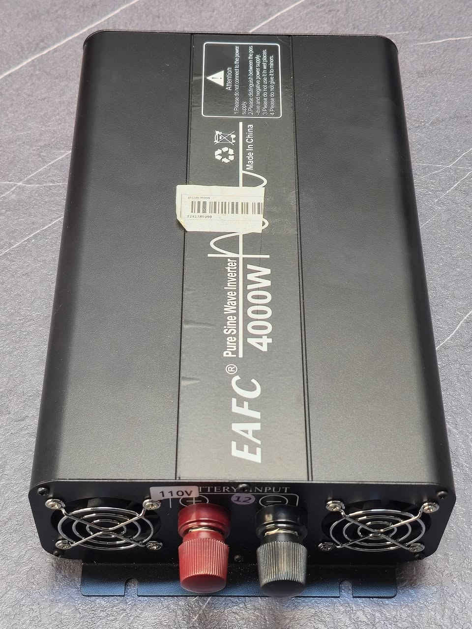 عاكس الطاقة (Inverter) من شركة EAFC 

مزاد أعلى سعر ابيع

⚡ القدرة والطاقة الكهربائيةالقدرة القصوى (Peak Power): 4000 واط، وهي قدرة لحظية مخصصة لتحمل تيار بدء التشغيل (Surge) للأجهزة المحتوية على محركات.

القدرة المستمرة (Continuous Power): يعمل بكفاءة مستمرة تصل إلى 2000 واط لتشغيل الأجهزة لفترات طويلة.

نوع الموجة (Output Waveform): موجة جيبية نقية (Pure Sine Wave)، وهي تماثل الكهرباء المنزلية تماماً، مما يجعله آمناً 100% لتشغيل الأجهزة الحساسة مثل اللابتوب، الشاشات، الثلاجات، والمعدات الطبية دون حدوث وشيش أو تلف.كفاءة التحويل: تتخطى 95%، مما يقلل من الفقد الحراري واستهلاك طاقة البطارية أثناء عملية التحويل.

🔌 المداخل والمخارج (الجهد الكهربائي)مدخل البطارية (Battery Input): مصمم للعمل على نظام 12 فولت (12V DC) من بطاريات السيارات أو بطاريات الجل والطاقة الشمسية.مخرج التيار المنزلي (AC Output): يُخرج تياراً بجهد 110 فولت (كما هو محدد في الملصق الأبيض الصغير بالصورة)، وبتردد مستقر لحماية الأجهزة الإلكترونية.

🛡️ أنظمة الحماية الذكيةيحتوي الجهاز على برمجيات حماية متكاملة تفصل التشغيل تلقائياً في الحالات التالية:الحماية من الجهد المنخفض: تنبيه وفصل عند انخفاض شحن البطارية لمنع تلفها وتفريغها بالكامل.الحماية من الجهد العالي: حماية الدوائر الداخلية في حال ارتفع جهد مدخل البطارية عن الحد المسموح.الحماية من التحميل الزائد (Overload): يفصل فوراً إذا تجاوزت الأجهزة المتصلة حاجز القدرة المستمرة.الحماية من التماس الكهربائي والحرارة المرتفعة.

💨 نظام التبريد والتصميم مراوح تبريد مزدوجة: مجهز بمروحتين في الخلف (كما يظهر بالصورة) تعملان بنظام التحكم الذكي بالحرارة، حيث تزيد سرعتهما تلقائياً مع زيادة الحمل لتقليل الضوضاء والمحافظة على برودة الأجزاء الإلكترونية.الهيكل: مصنوع من الألمنيوم المعدني الصلب لتشتيت الحرارة بفعالية ومقاومة الصدمات.

للاستفسار، يرجى التواصل عبر الاتصال أو الواتساب على الرقم ***********، او عبر الرابط https://wa.me/message/TZ6U44S42JMOD1
