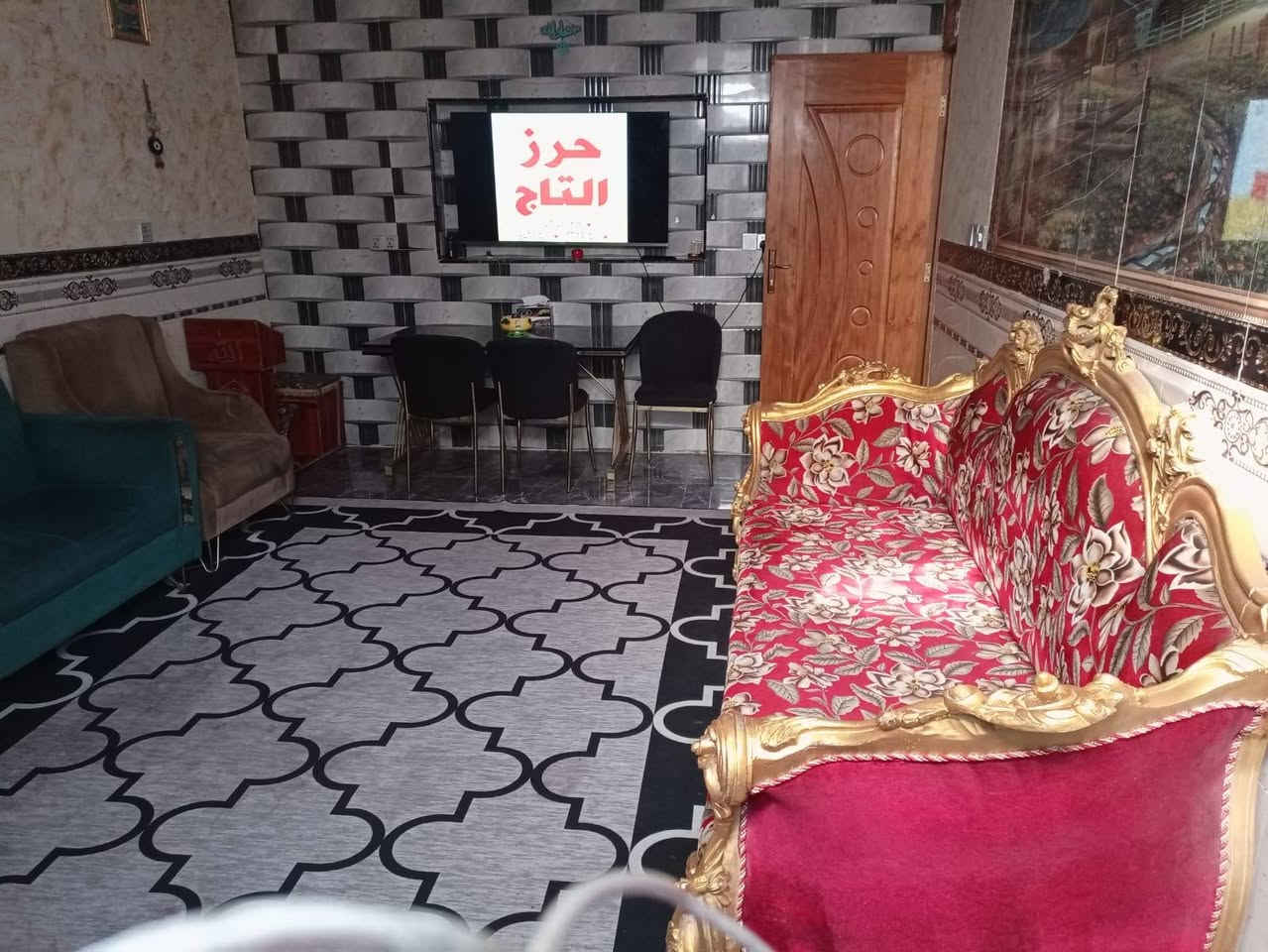 دار للبيع ١٤٠ متر
طابق واحد غرفتين وستقبال ومطبخ وصحيات وبيتونه
مكانه سريدات قديمه نهايه مربع الثالث قريب علشارع
خدمات كامله مي كهرباء
بس بعده مامبلط الشارع
سعر خابر وبيك خير وتدلل
***********
