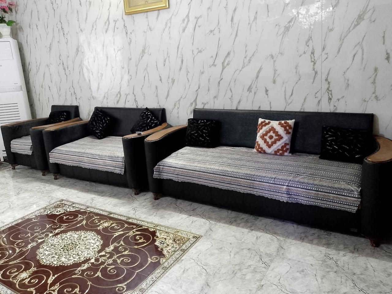 تخم عشرت مقاعد نضيف جدا سعر ٢٠٠مكاني التاجيات رقم ***********
