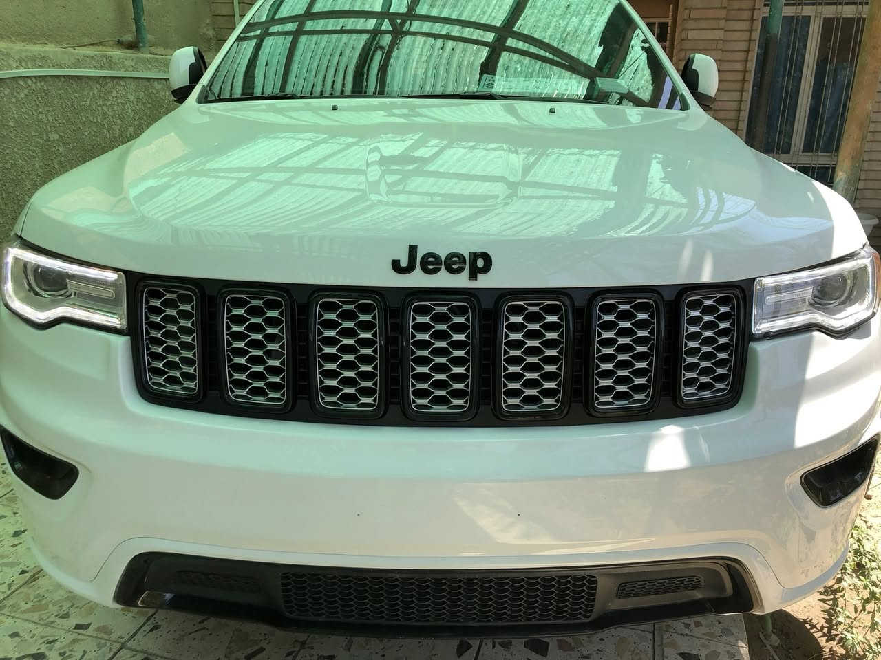 السلام عليكم جيب 2018بلاك توب 
السياره جديده بمعنى الكلمه و احلى من الصور 
السياره فتحه فور ويل 
بدون سيرفيز و بدون ايرباك و بدون دواخل و بدون شواصي 
العنوان بغداد الزعفرانيه 
*********** 
السعر 25و بيها مجال
