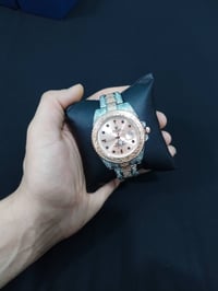 🌟 ساعة يد الكلاسيكية من رولكس⌚✨ 🔹 ماركة: رولكس (Rolex Datejust)  🔹 مقا...