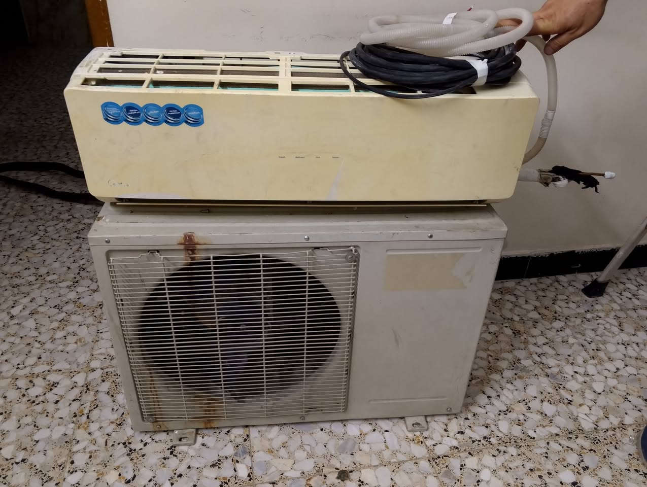 سبلت للبيع واحد طن نوع ميديا مستعمل شغال كامل هو والبواري مع الريمونة للبيع السعر 250 الف وبيه مجال ضمان خمسة ايام اتصال على الرقم ***********  الموقع بغداد زيونة
