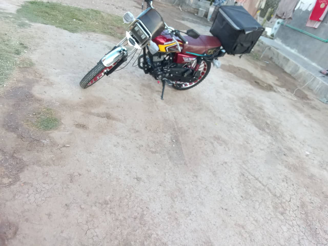 سلام عليكم سونك موديل 26للبيع صارلها شهر من خذتها ورقها كامله تاخذها ثاني يوم تحول دراجه خير من الله لون احمر مابيها اي عيب شرعي برغي مفتوح بيها كهربيات كلها شغله 
محرك 200
درجه نضيف 
نقصها شاشه فقط
سعر 850بيها مجال قليل 
رقم ***********متواجد وتساب
