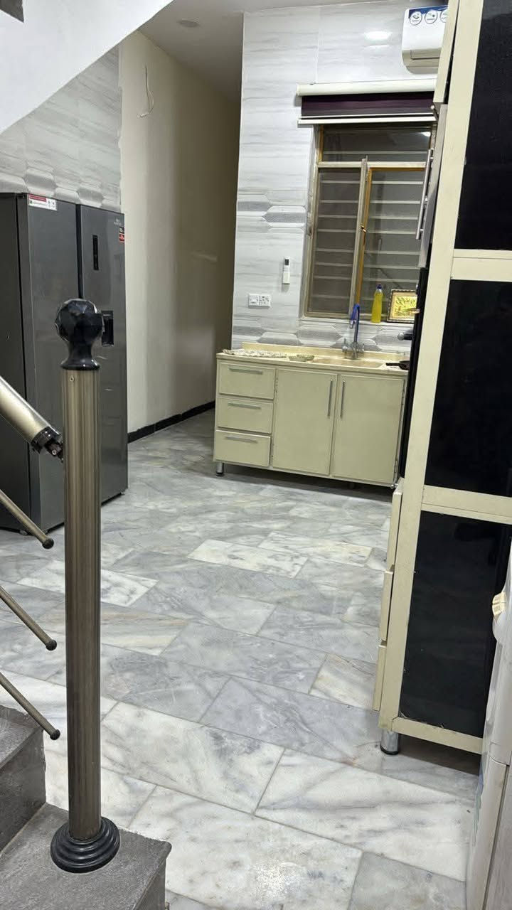 السلام عليكم
دار 75 للبيع مع الاثاث سعر مناسب جدأ 🏠🏠
 يحتوي  على هول صالة
منور مطبخ وخدمات عدد 2
غرف نوم عدد 3
حي الجهاد ديوان المخابرات 
للاستفسار ☎️ *********** واتساب
